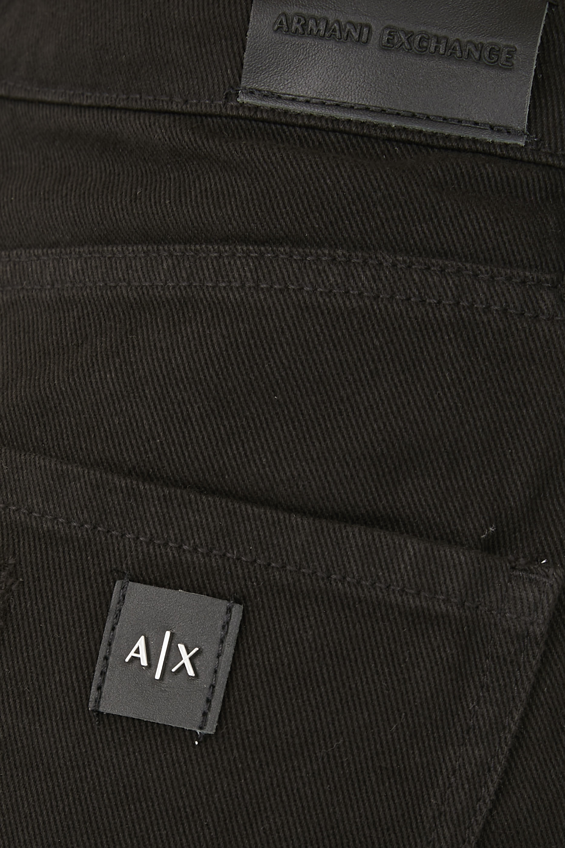 بنطال جينز مريح بتفاصيل ممزقة