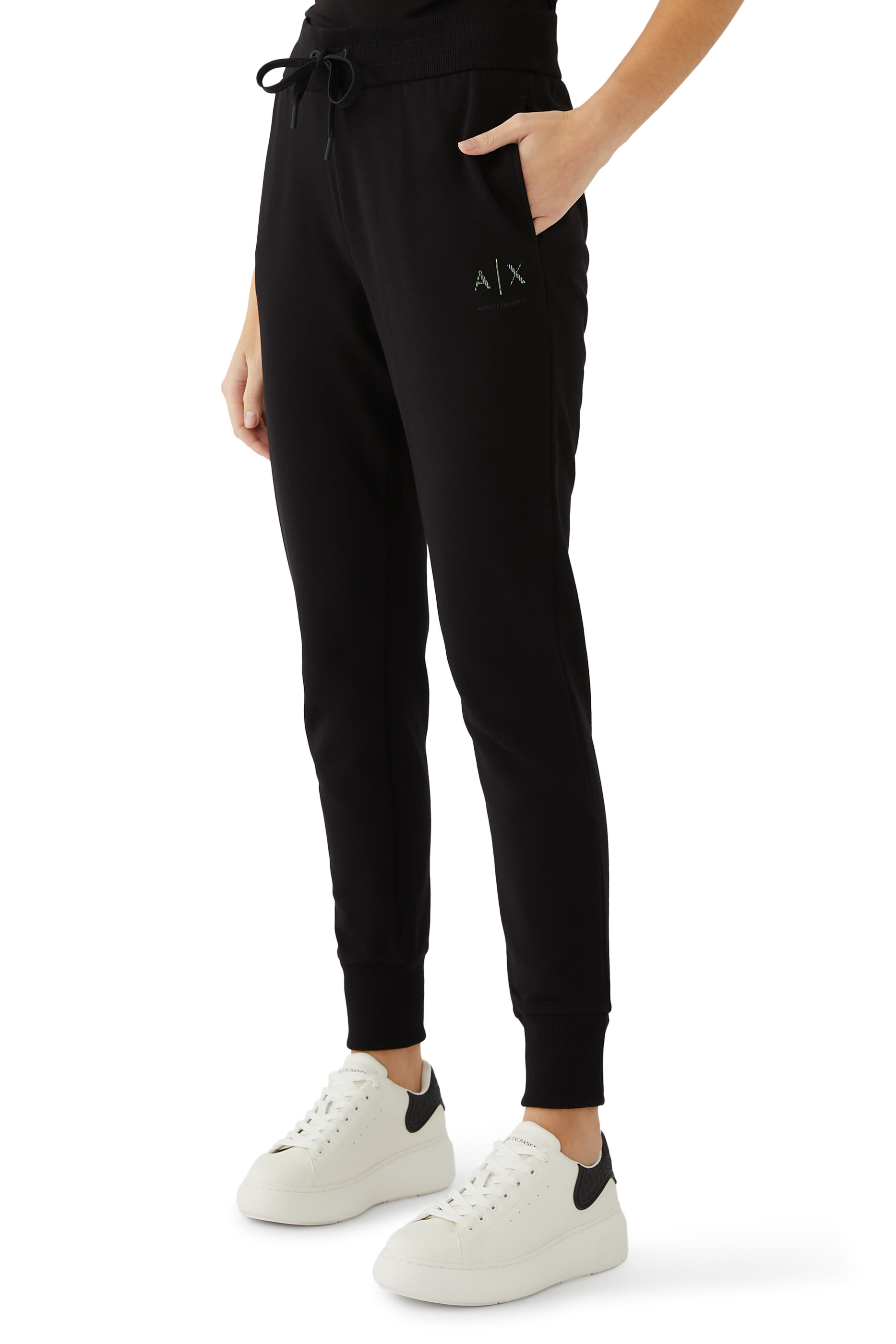 بنطال بشعار الماركة