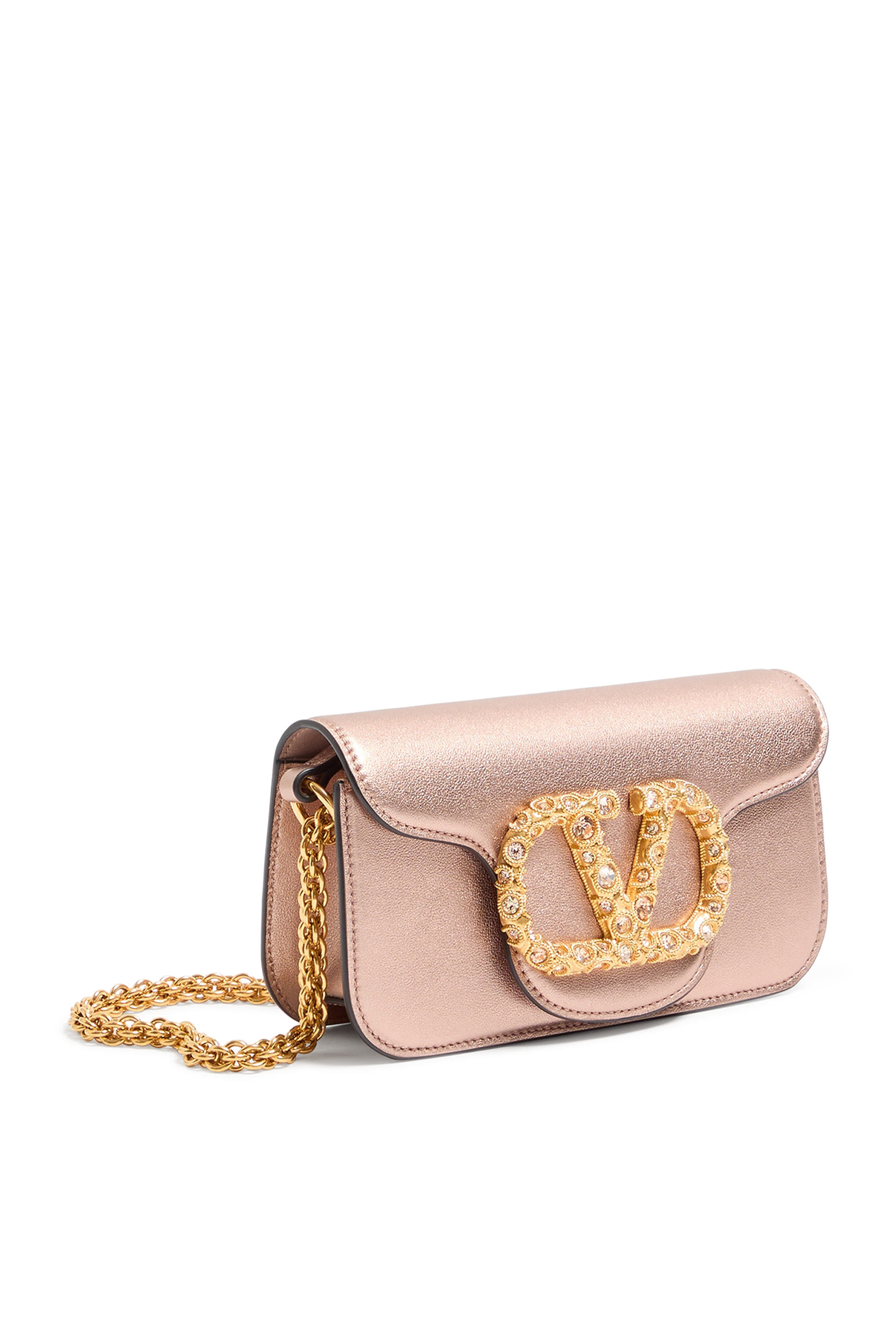 حقيبة كتف صغيرة بشعار الماركة مزينة بحلي