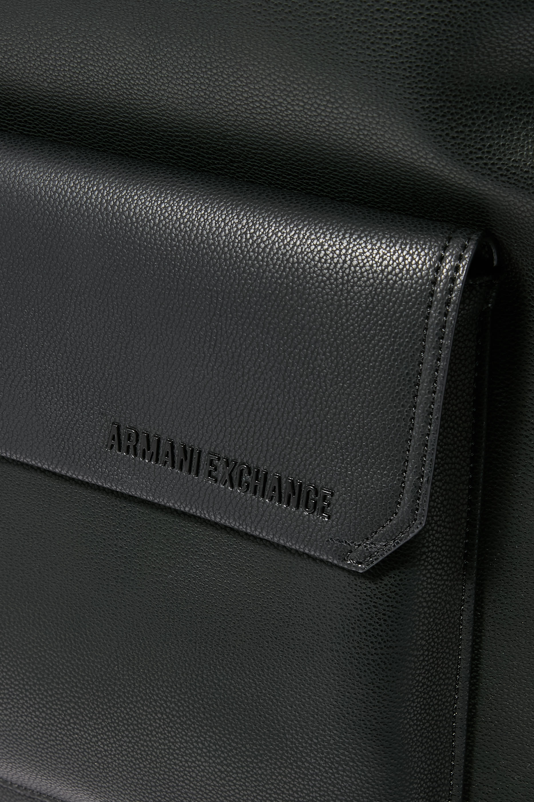 حقيبة ظهر بشعار الماركة