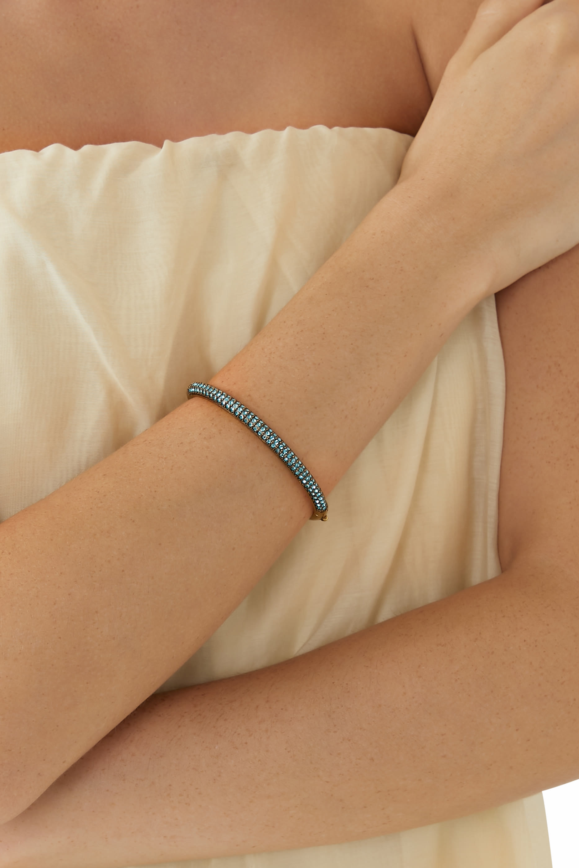 سوار بأحجار بافيه