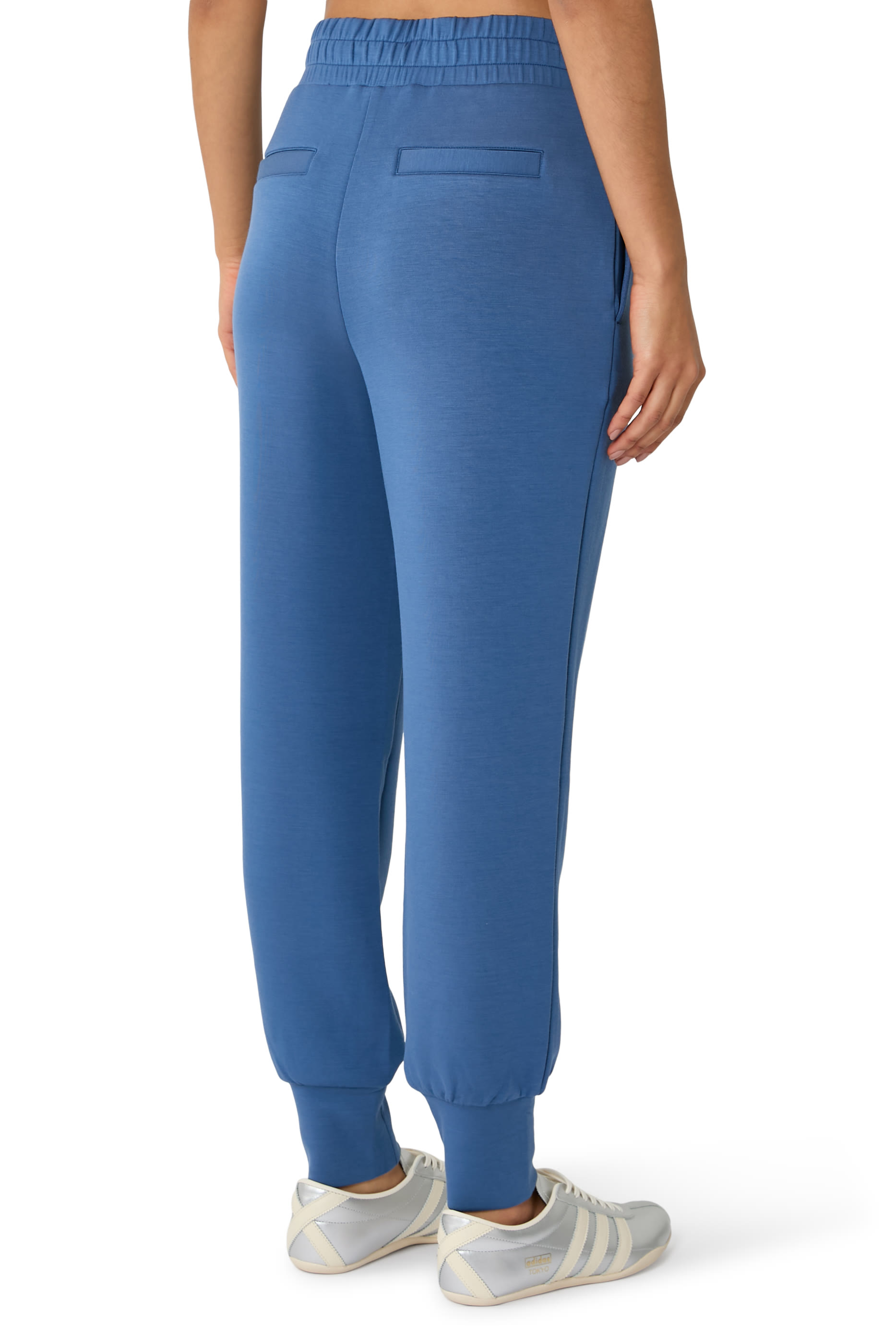 بنطال بقصة ضيقة وأساور