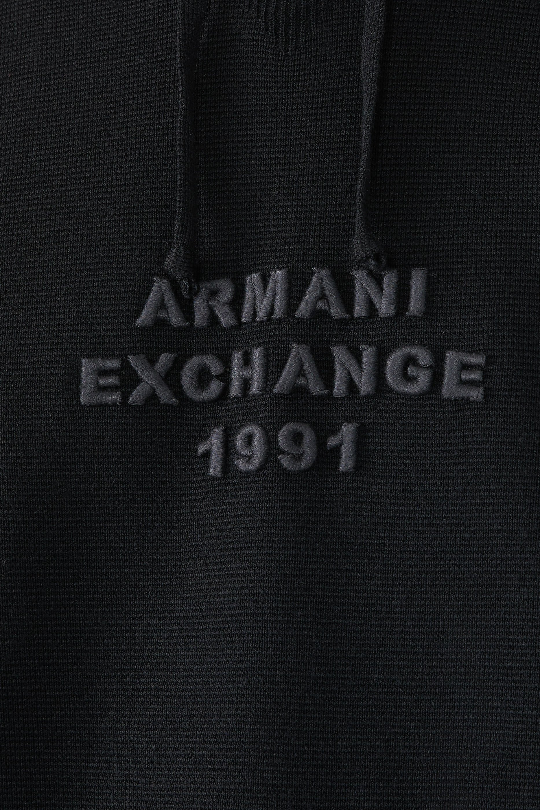 هودي بحروف شعار الماركة