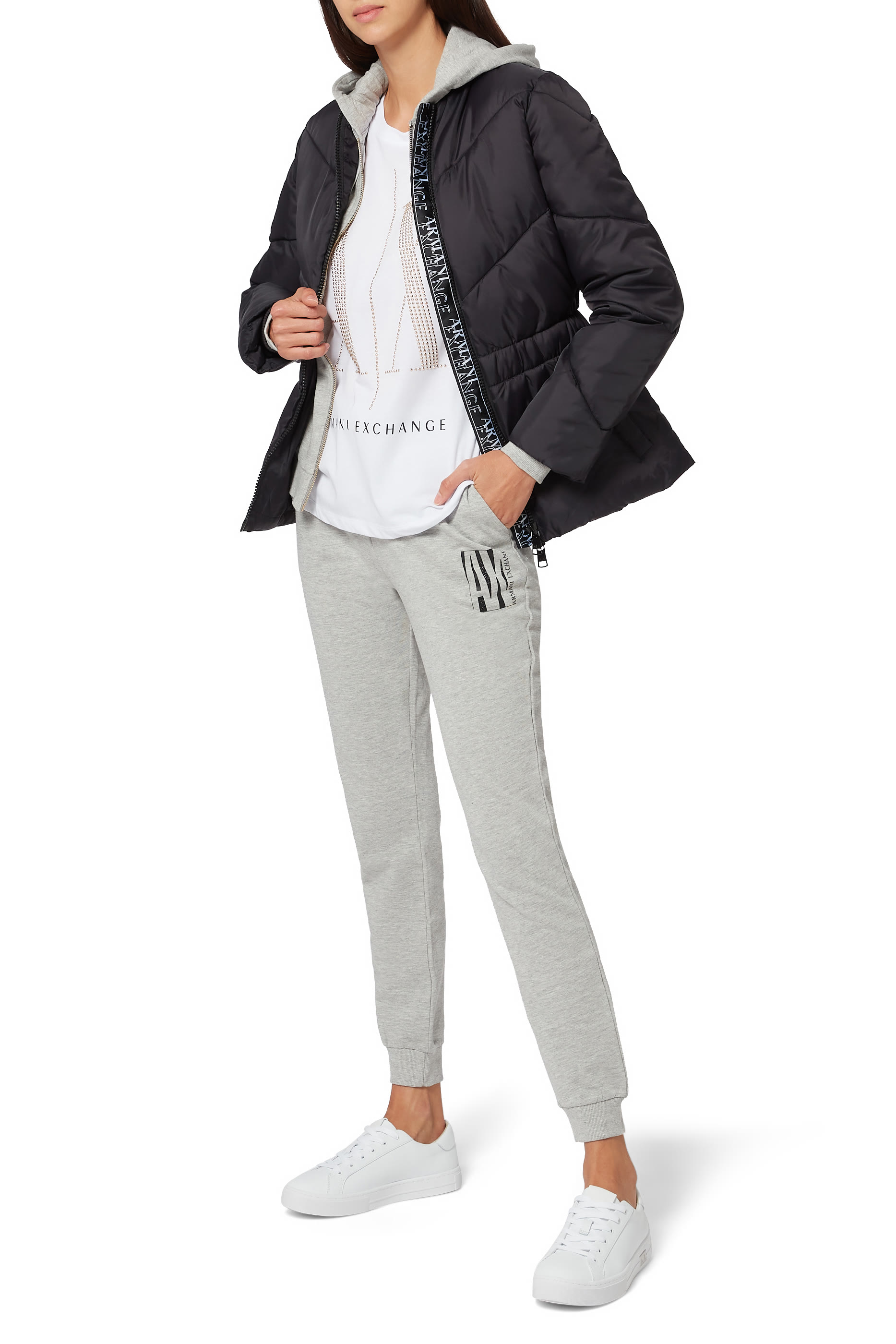 تي شيرت أيكون بحلي معدنية على شكل شعار الماركة