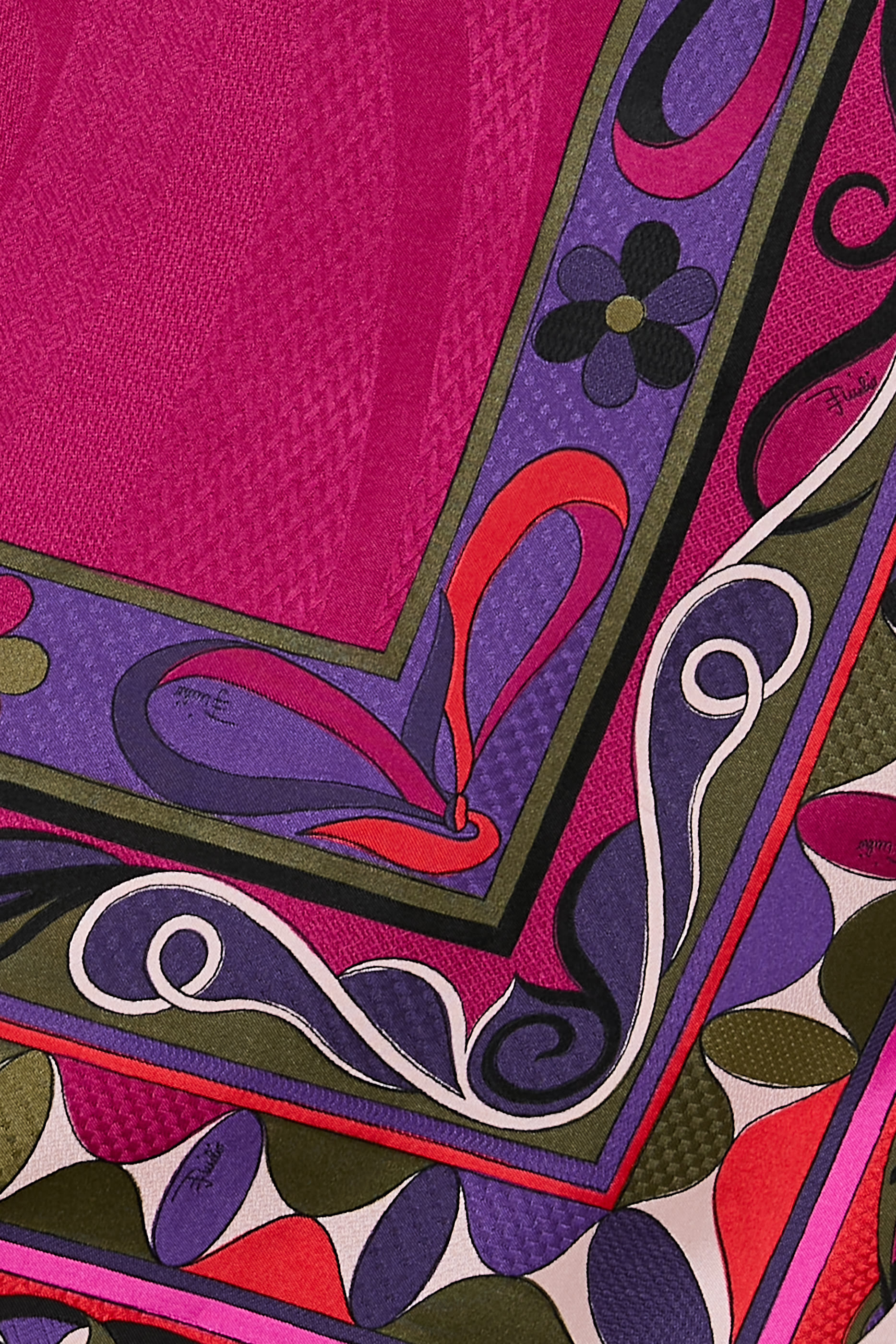 حجاب بشعار الماركة