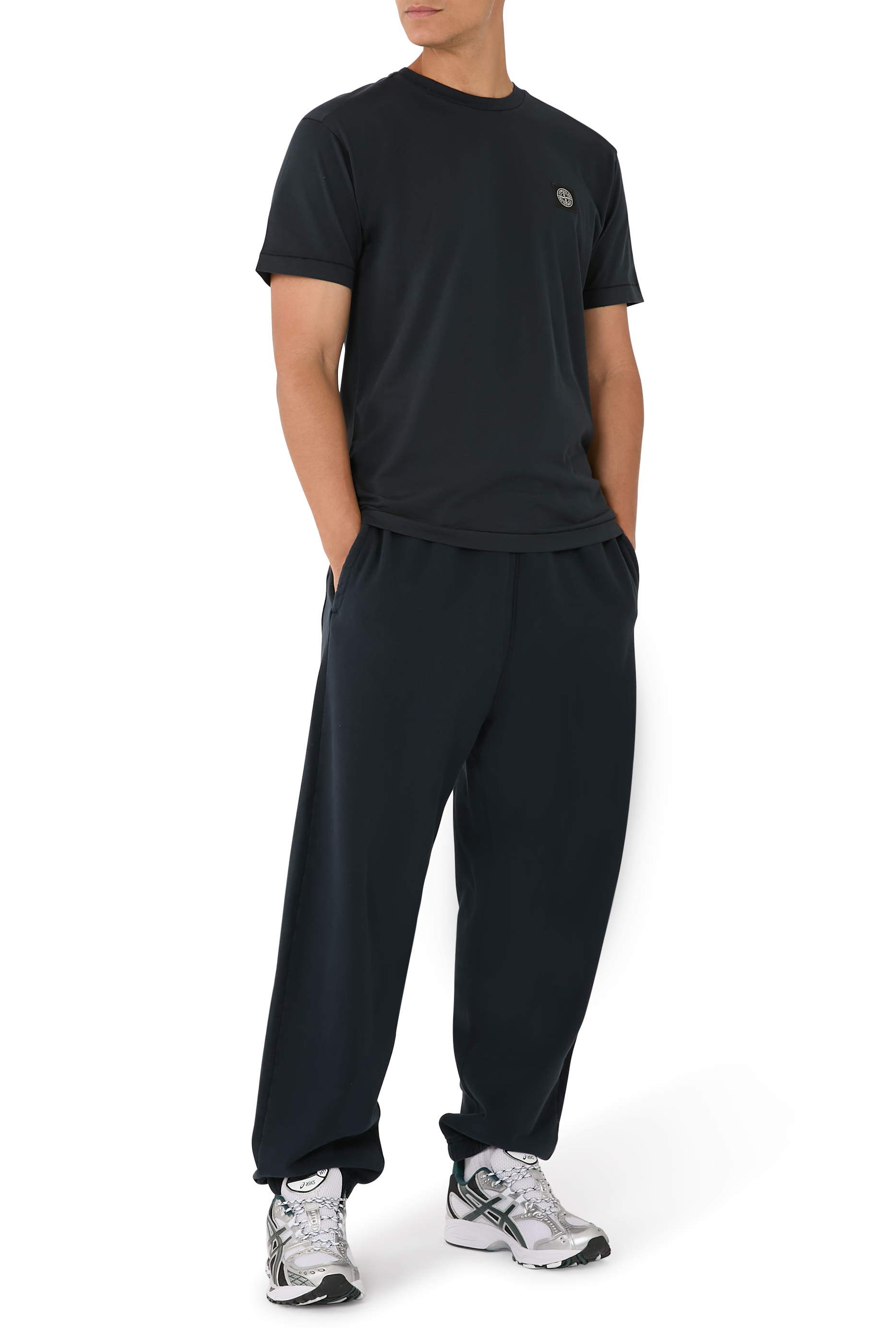 تيشيرت بقصة ضيقة ورقعة شعار الماركة