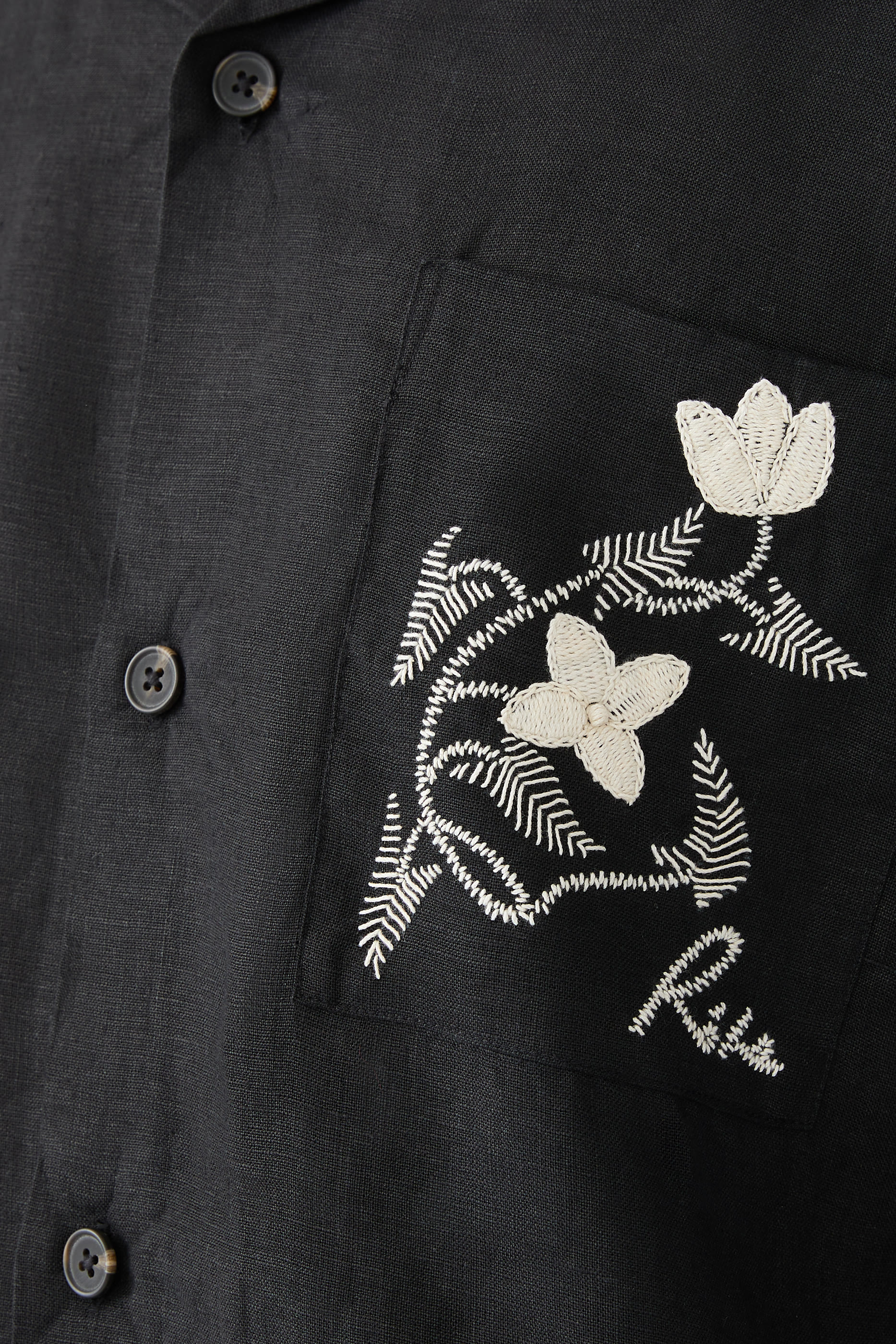 قميص بأكمام قصيرة مطرز يدويا