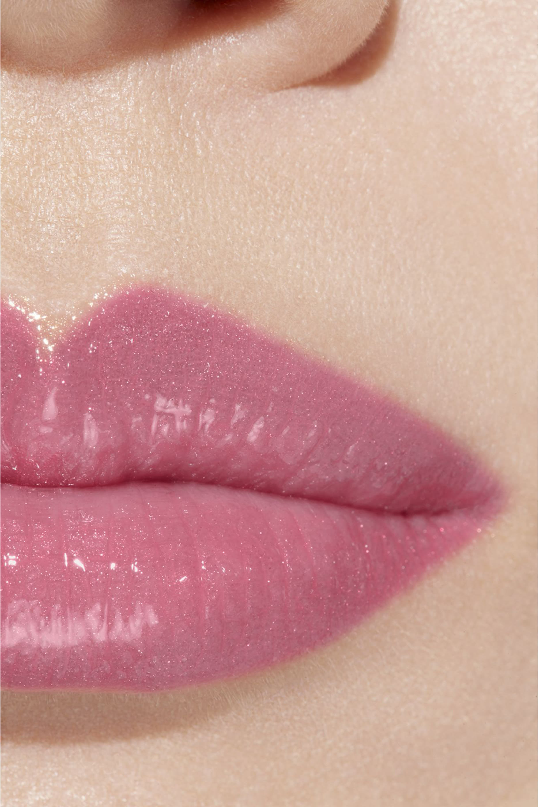 مرطب شفاه ملون Chanel Rouge Coco Baume Shine Hydrating Beautifying