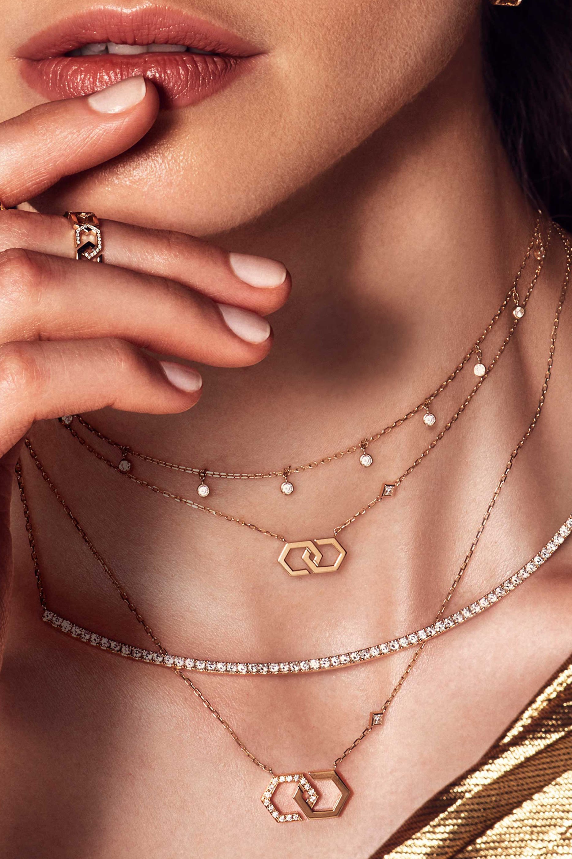 قلادة إنفينيتي مرصعة بماس، ذهب أصفر عيار 18