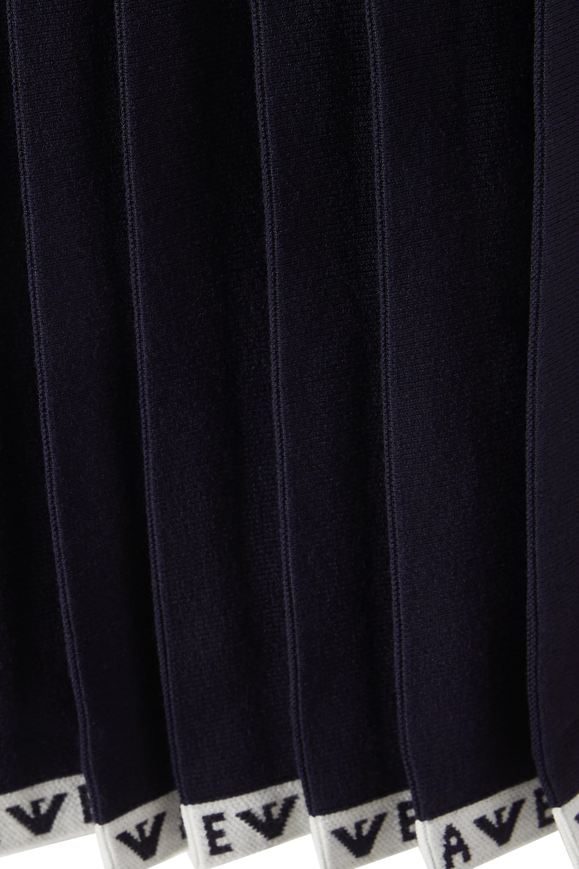 تنورة منسوجة بطيات وشعار الماركة على الحافة للأطفال