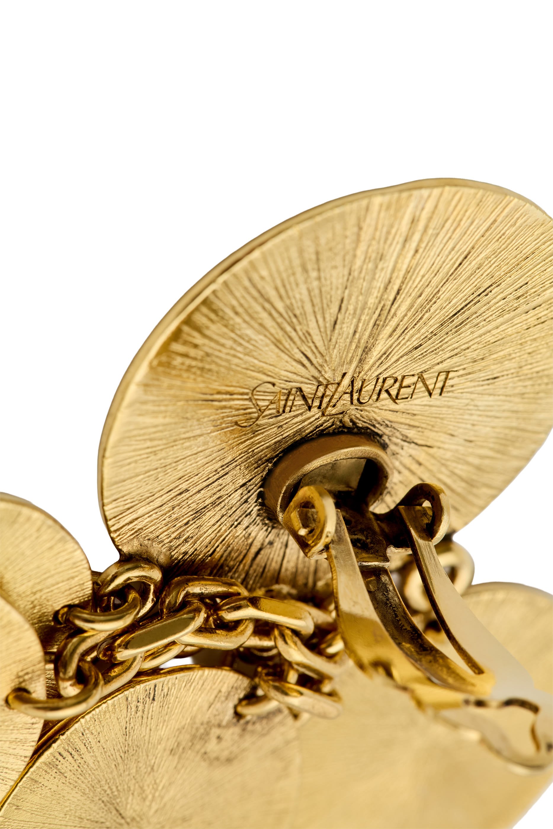 أقراط بحلي معدن