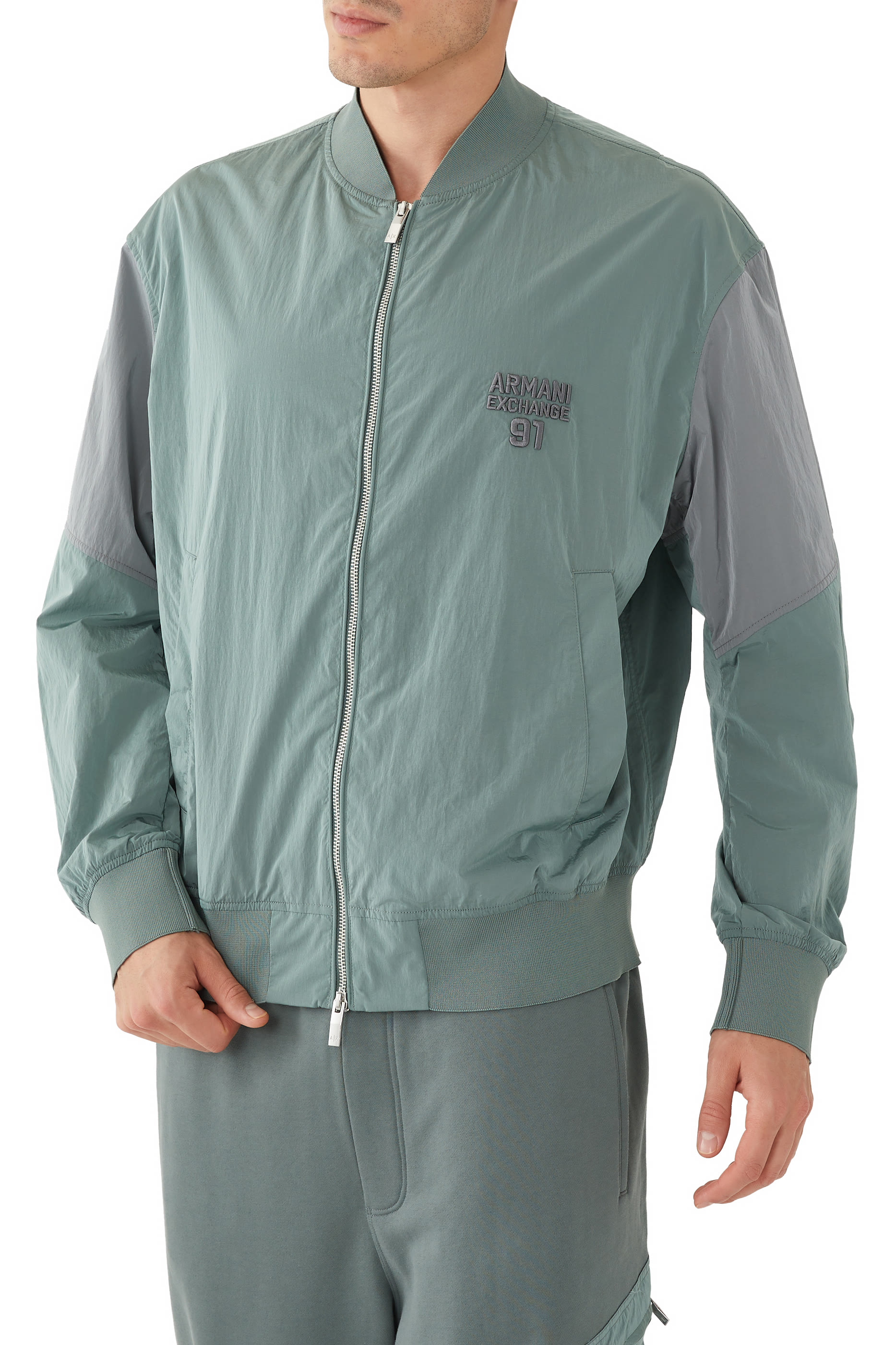 جاكيت بومبر نايلون بشعار الماركة