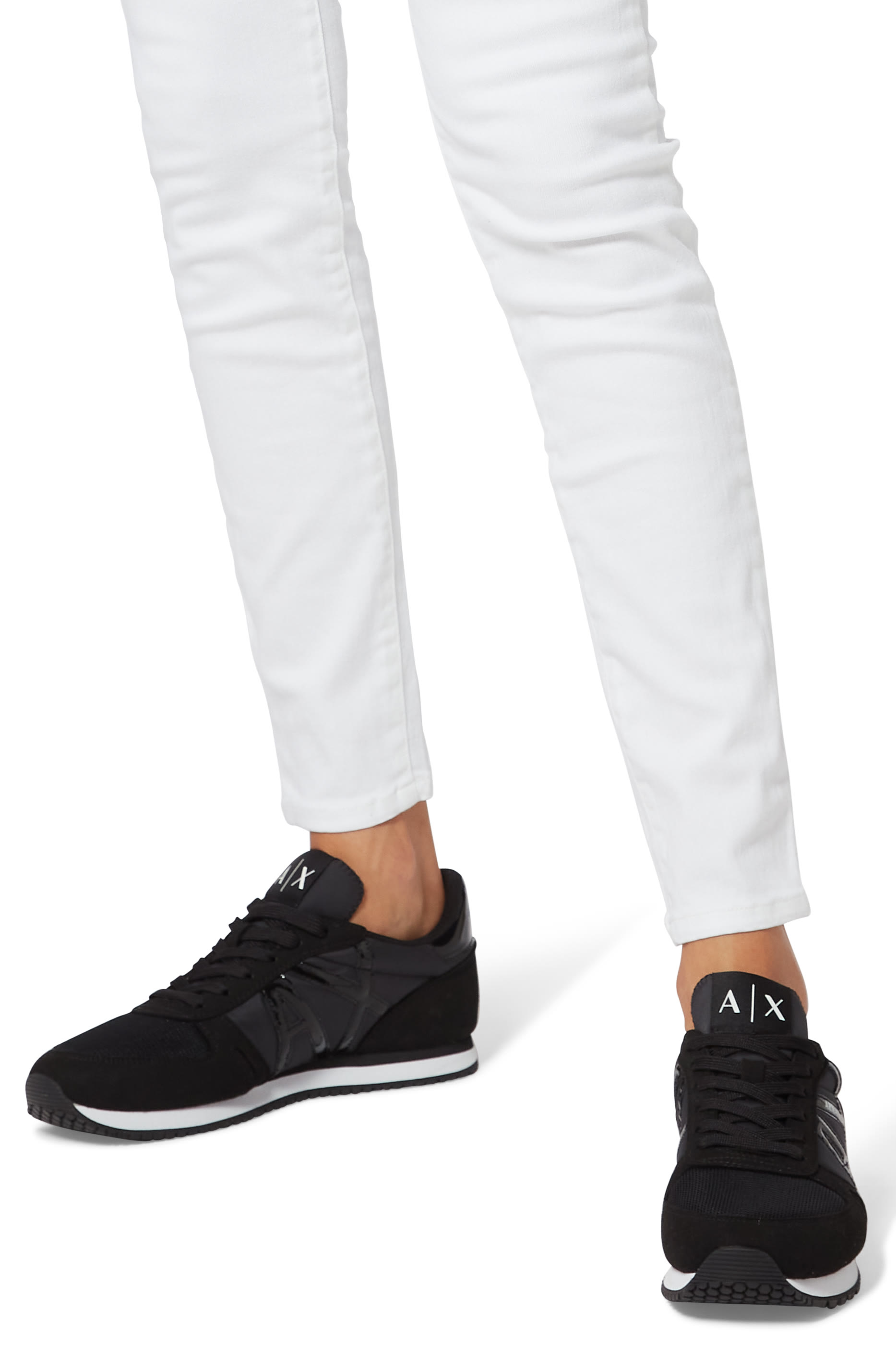 سنيكرز مزين بشعار الماركة من قماش شبكي وشمواه