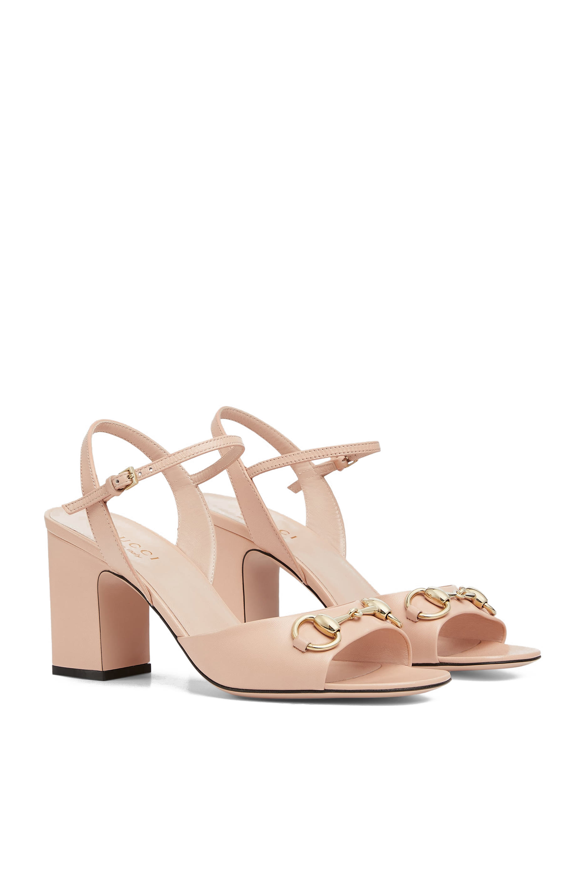 صندل بكعب متوسط الارتفاع 75 وحلية شعار الماركة