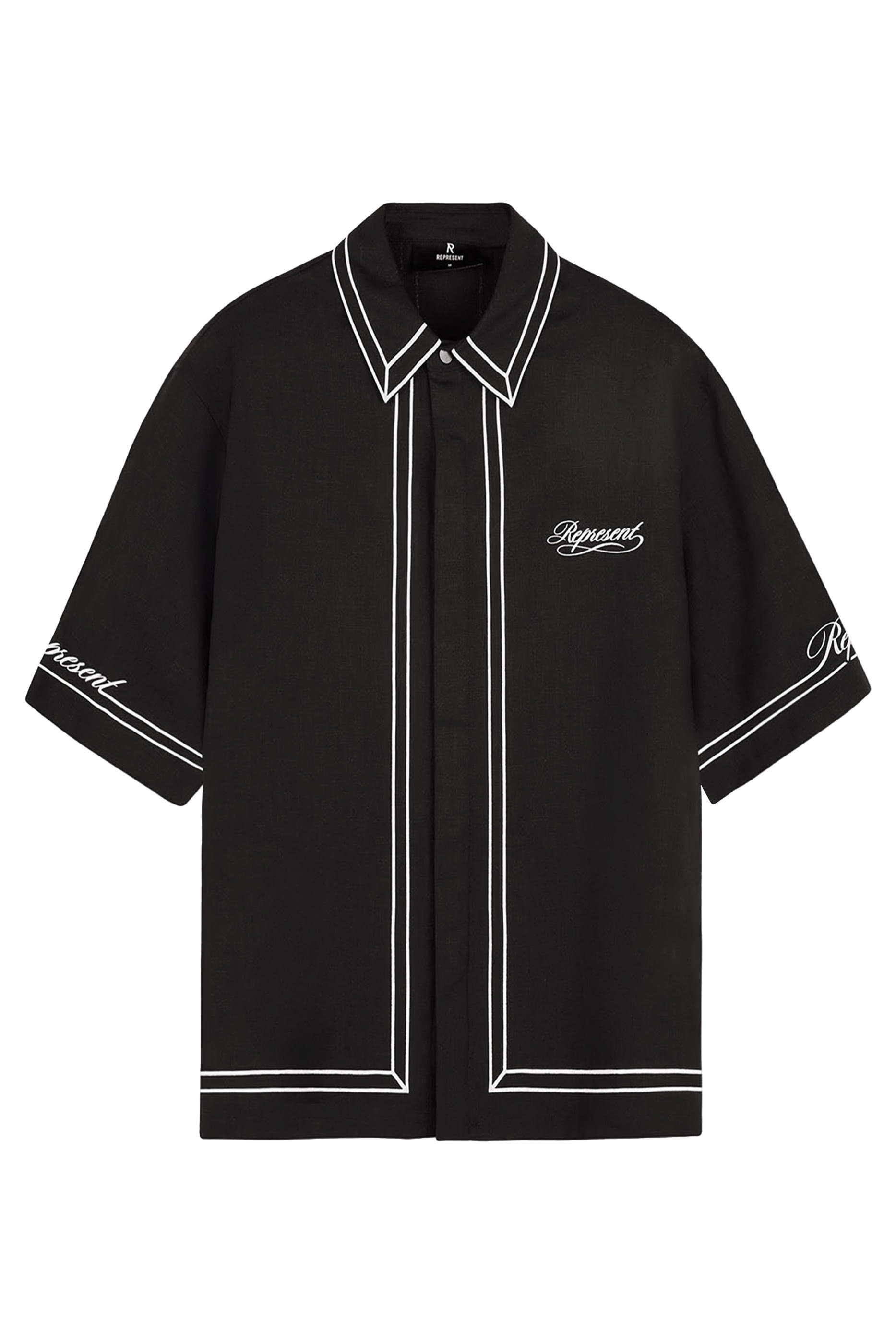 قميص بشعار الماركة وحواف بلون مغاير