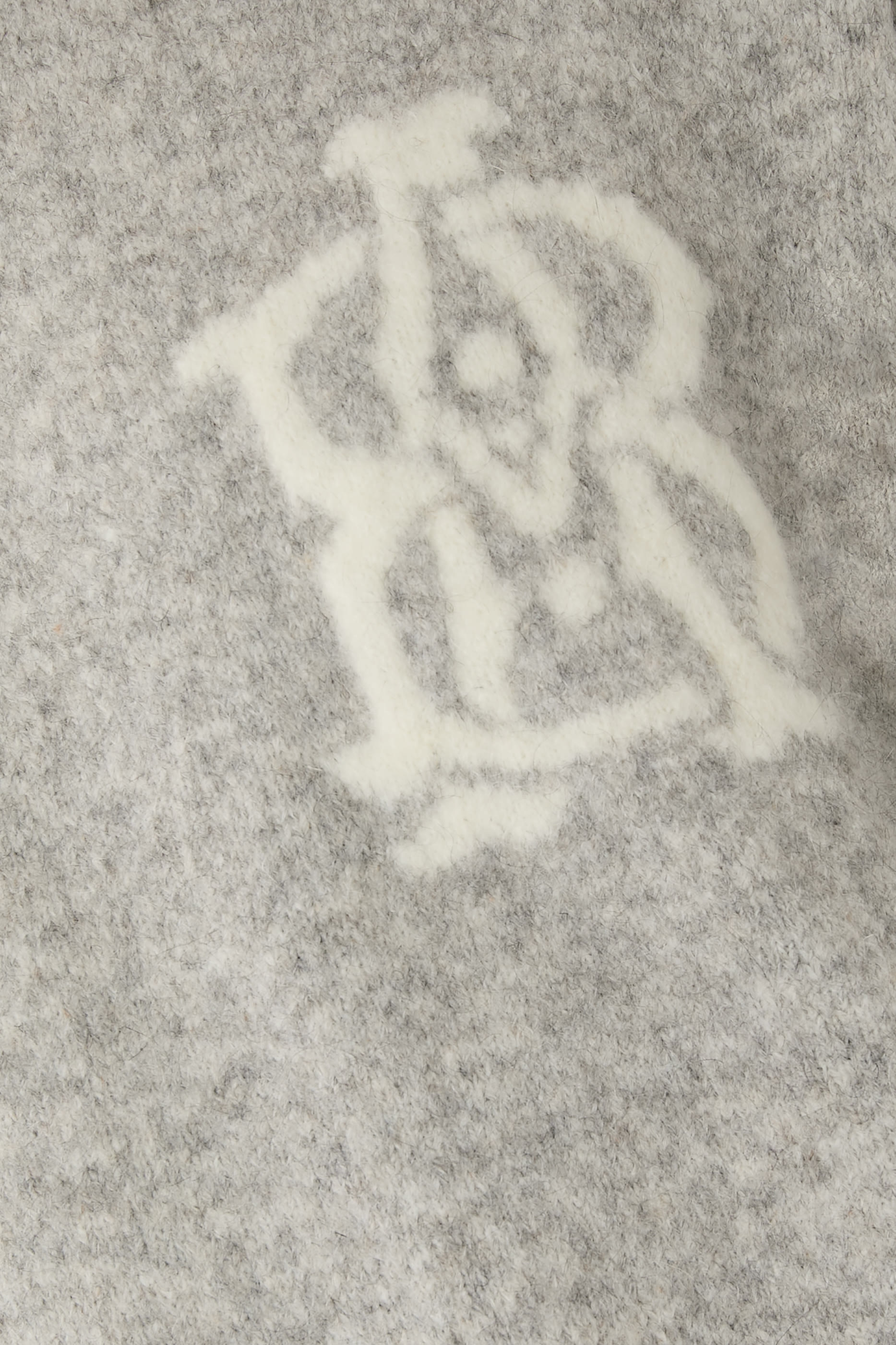 كنزة منسوجة بحروف شعار الماركة