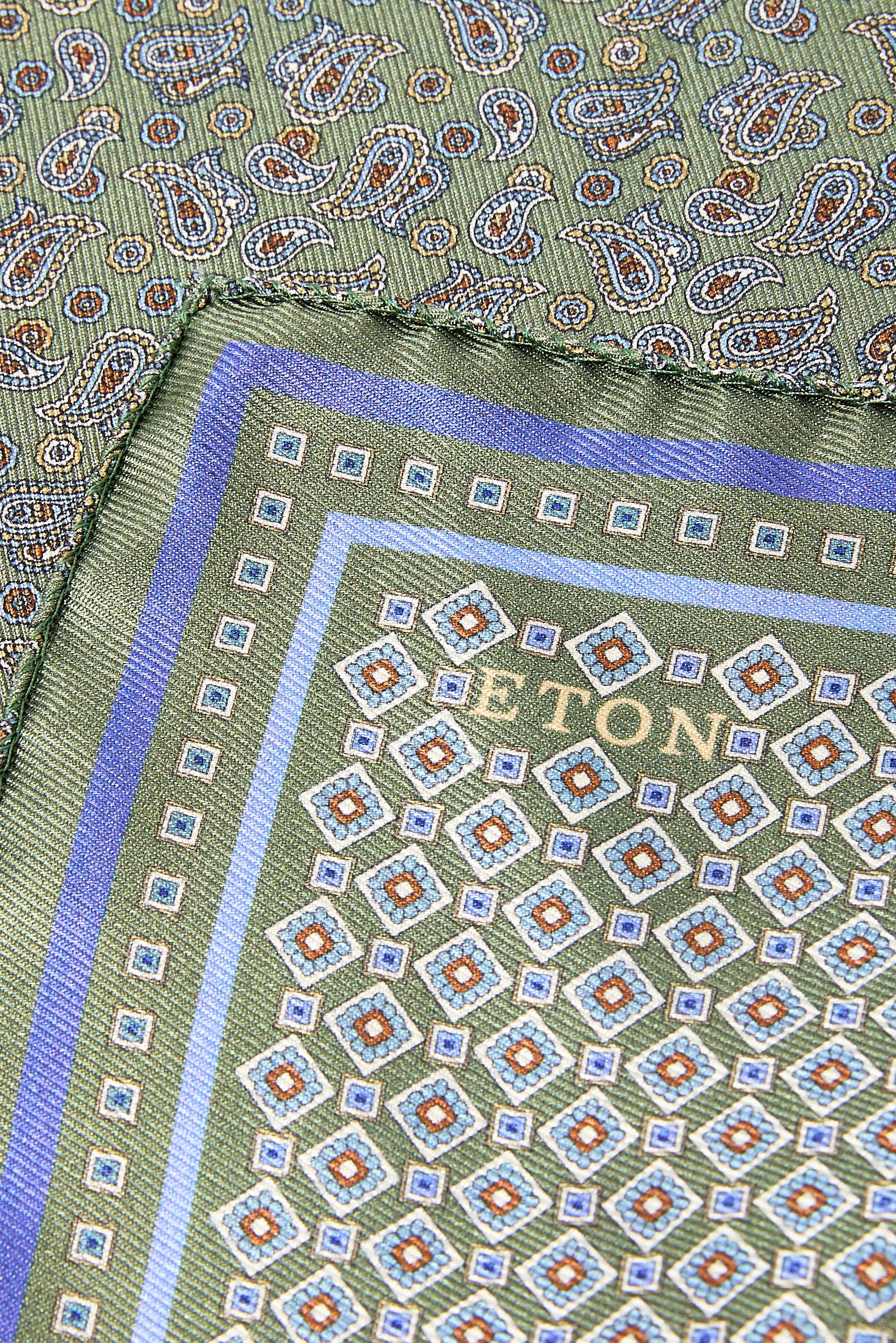 منديل جيب بتصميم مربع بنقشة ميدالية مزدوجة