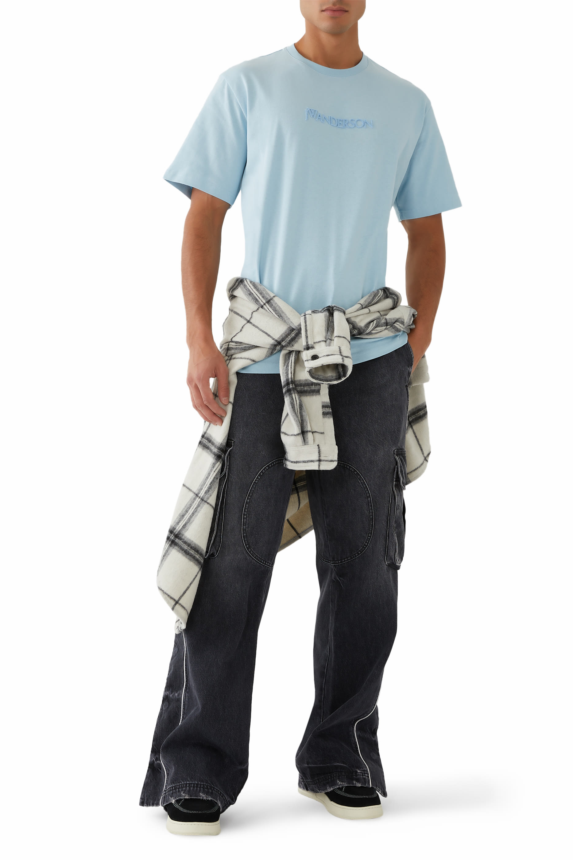 تيشيرت بتطريز شعار الماركة