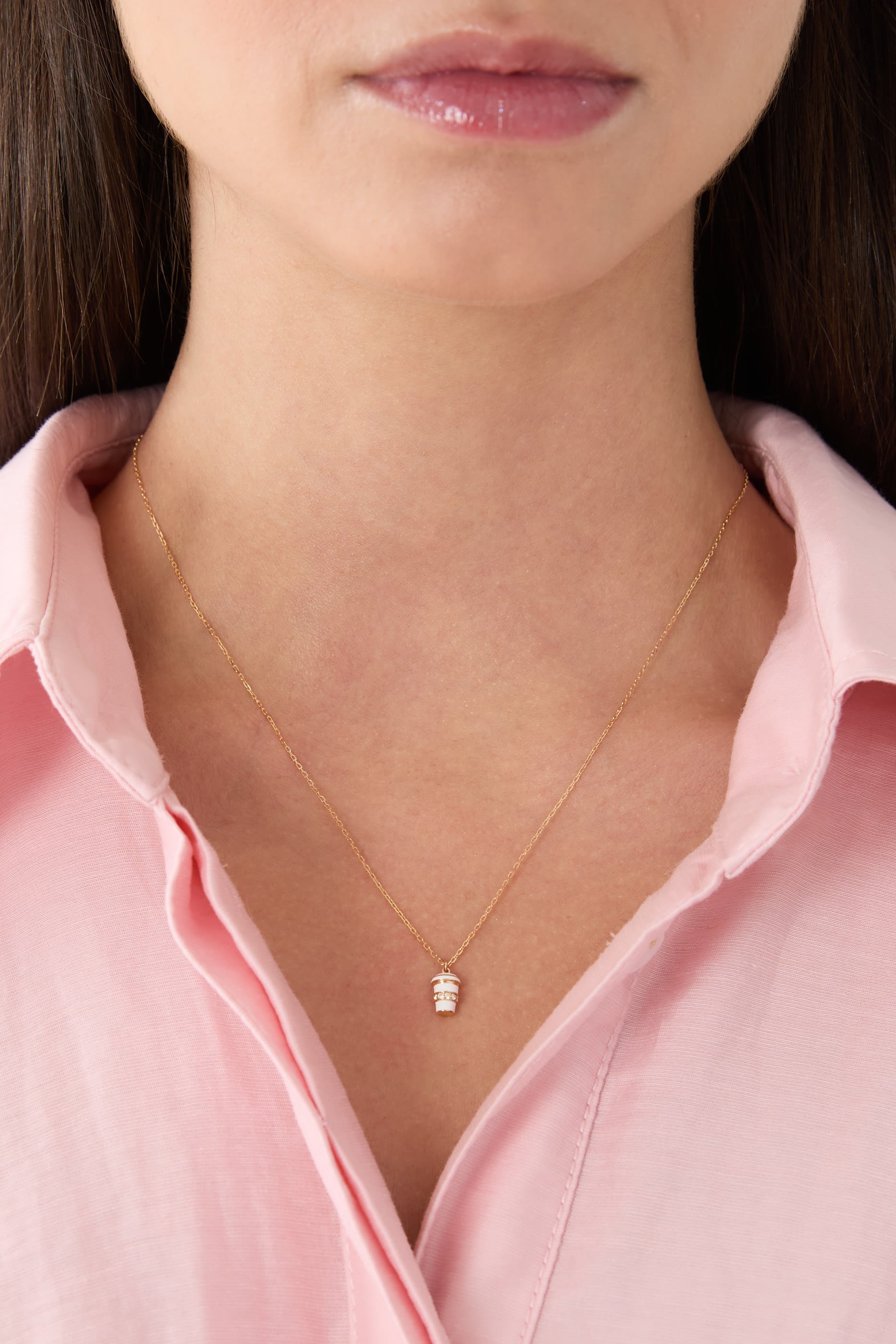 قلادة بدلاية صغيرة بتصميم قهوة مزينة بالمينا والماس، ذهب أصفر عيار 18