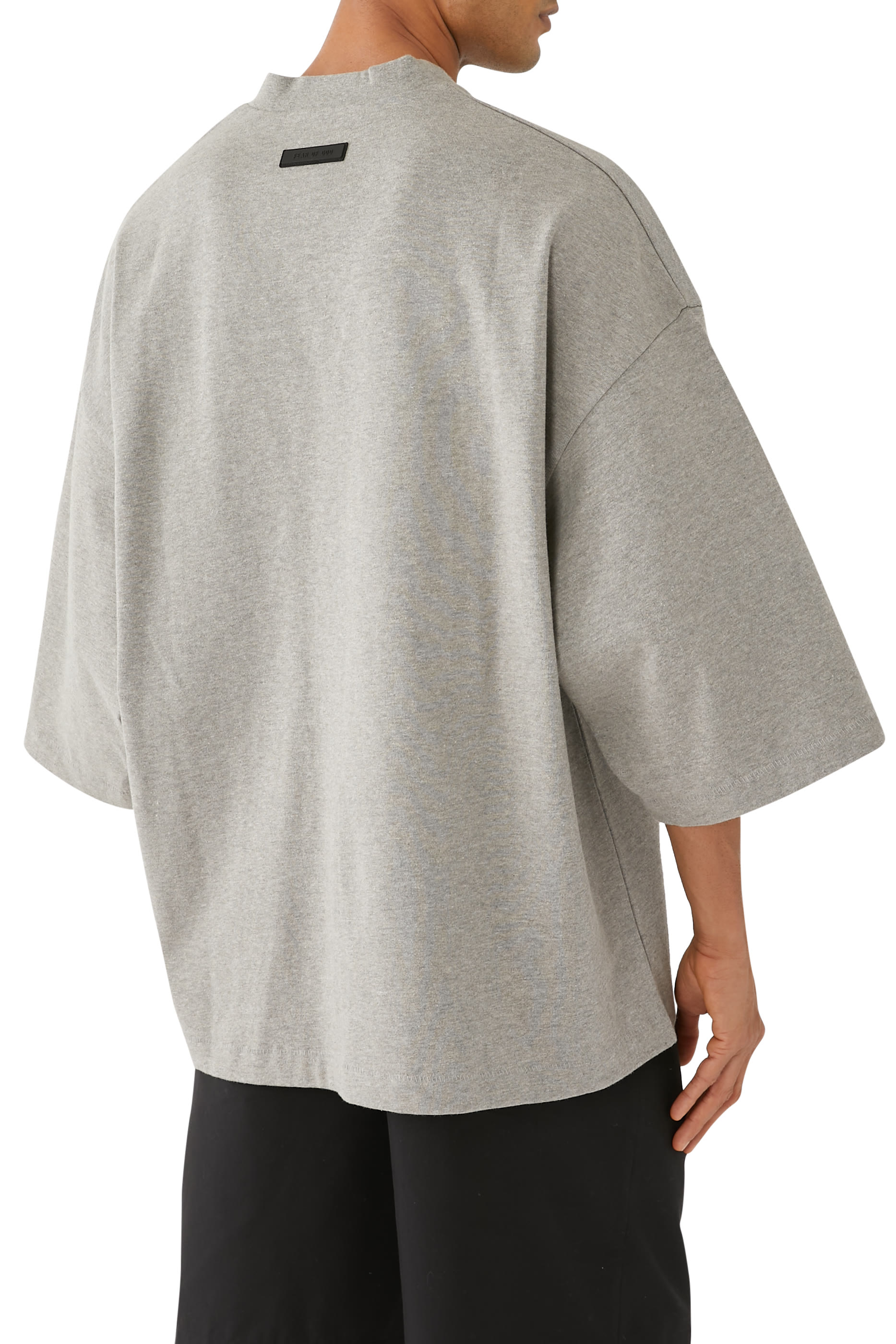 تيشيرت كرة قدم بشعار اسنشالز