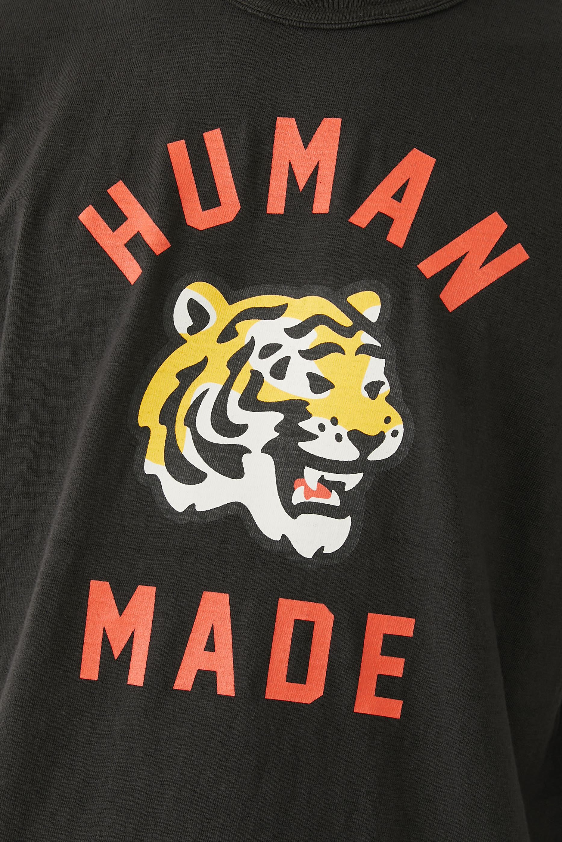 تيشيرت بطبعات غرافيك