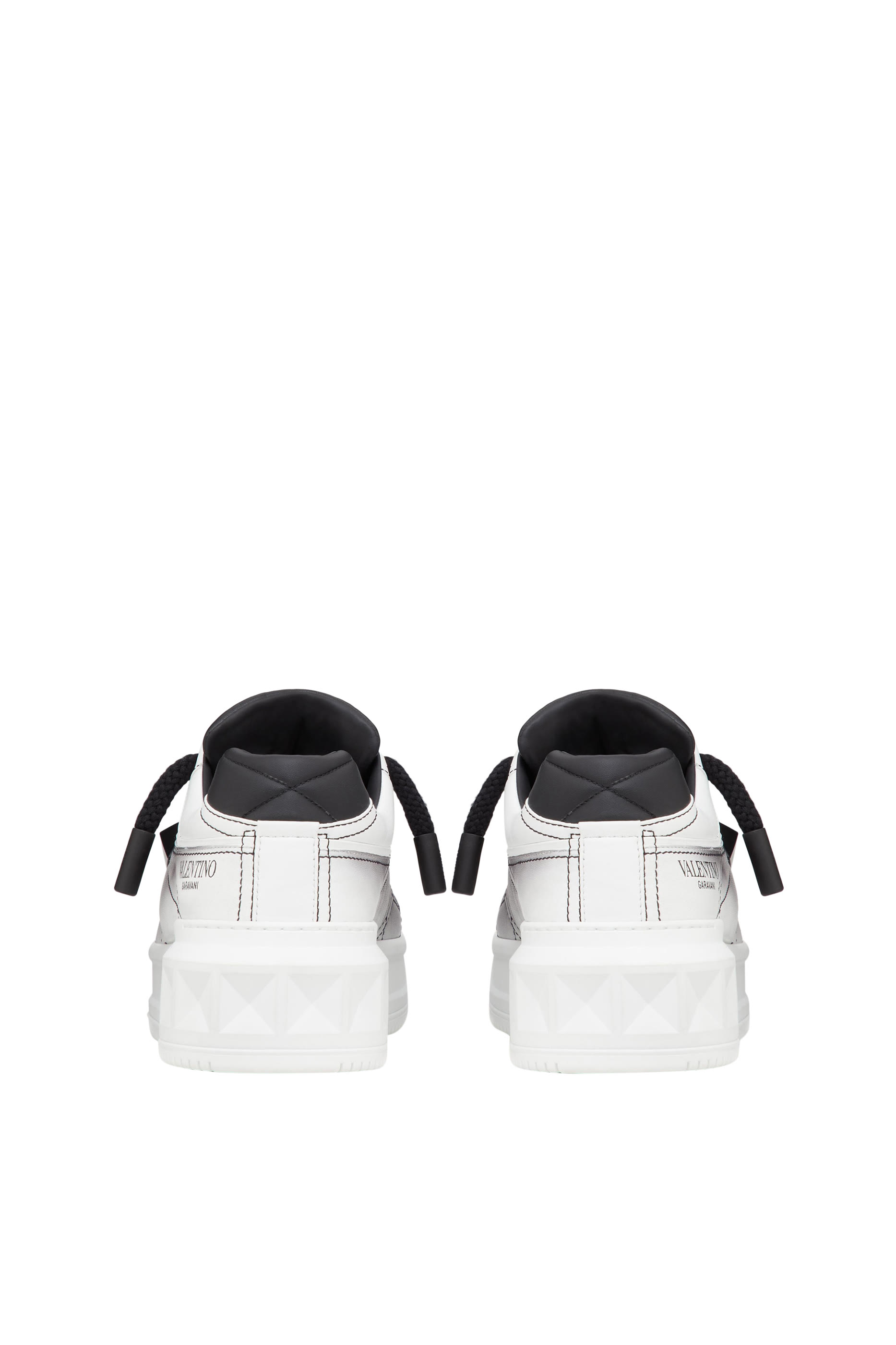 سنيكرز XL بنعل سميك وحلية هرمية