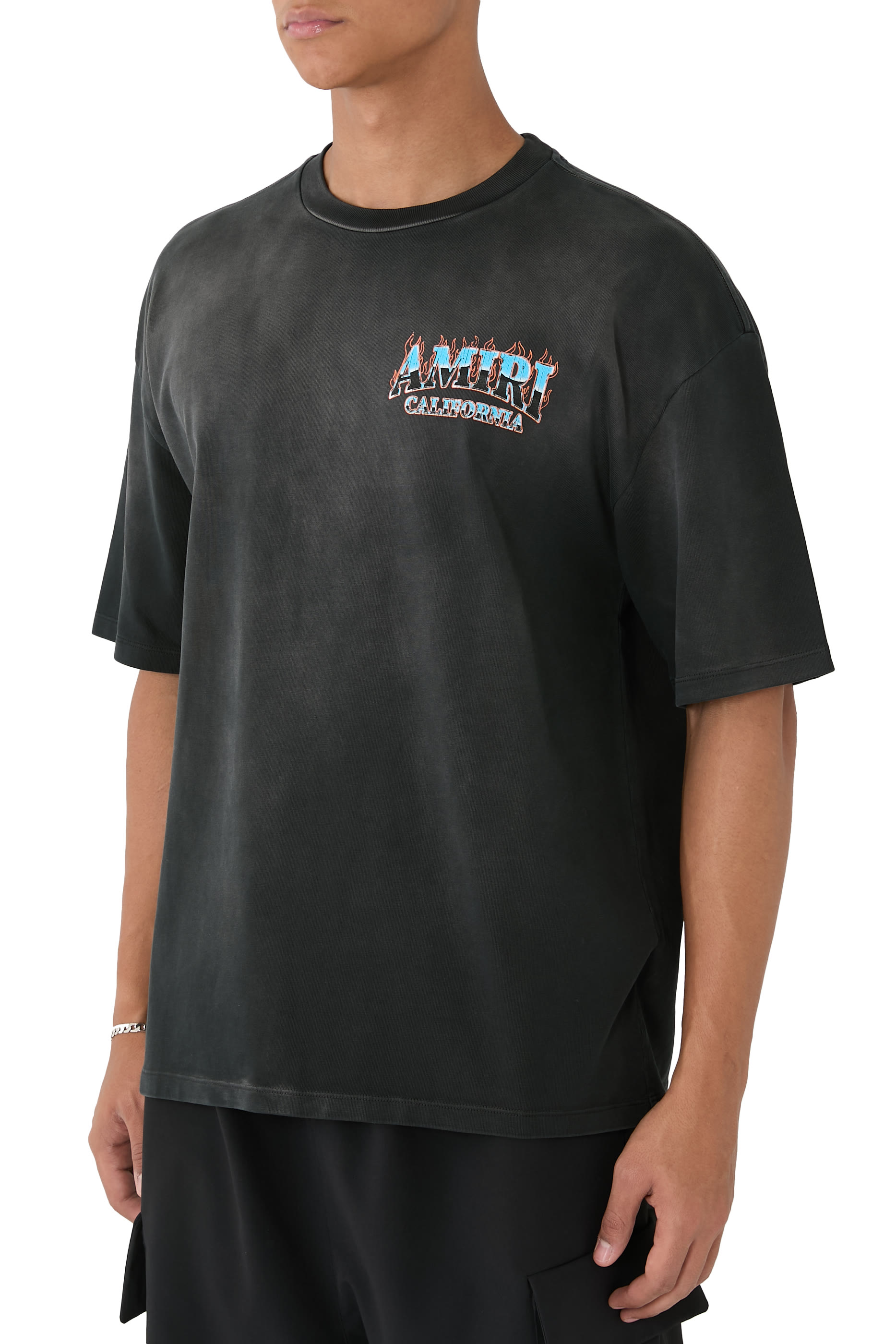 تيشيرت صاني بلايس بقصة فضفاضة وشعار الماركة