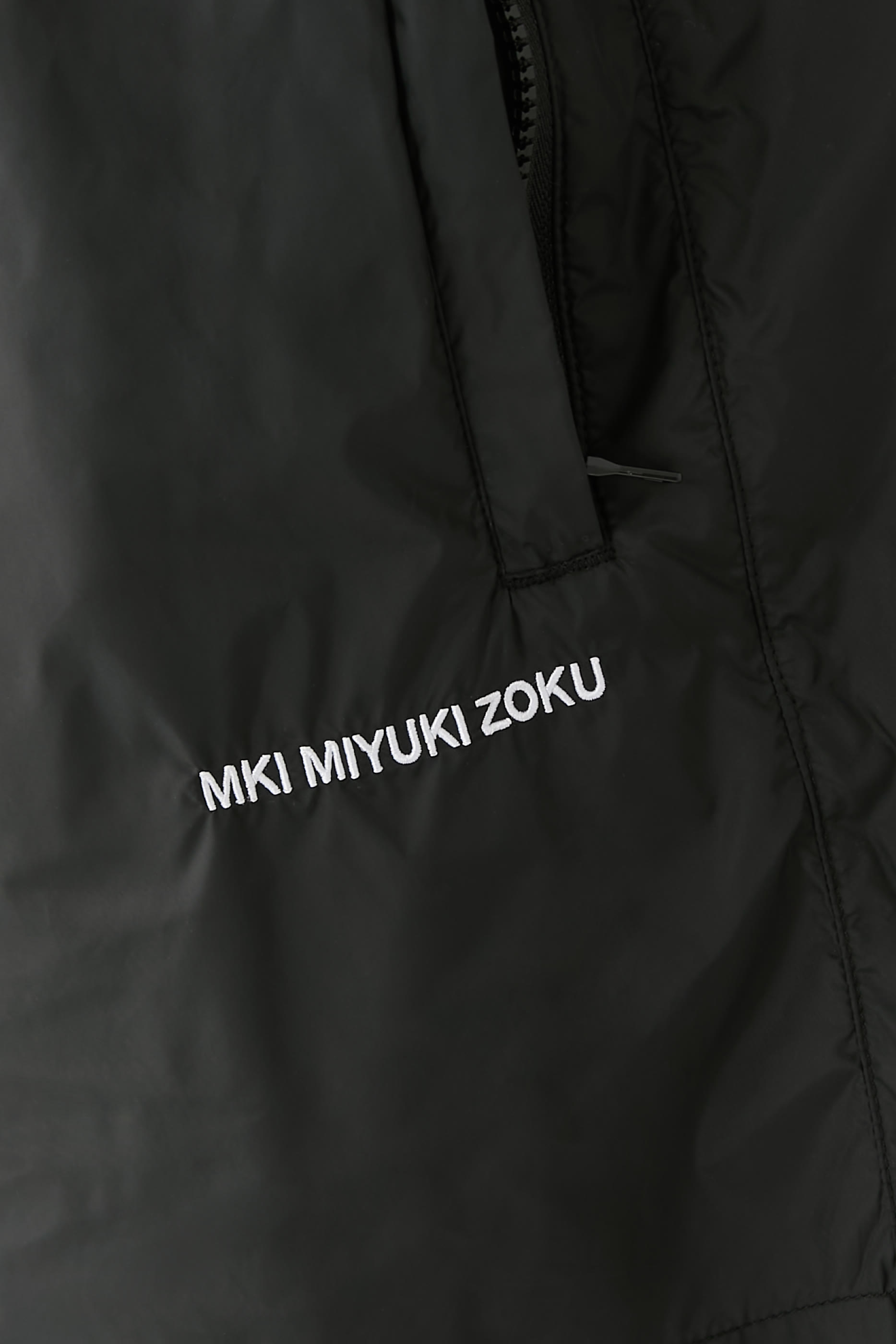 شورت سباحة بشعار الماركة