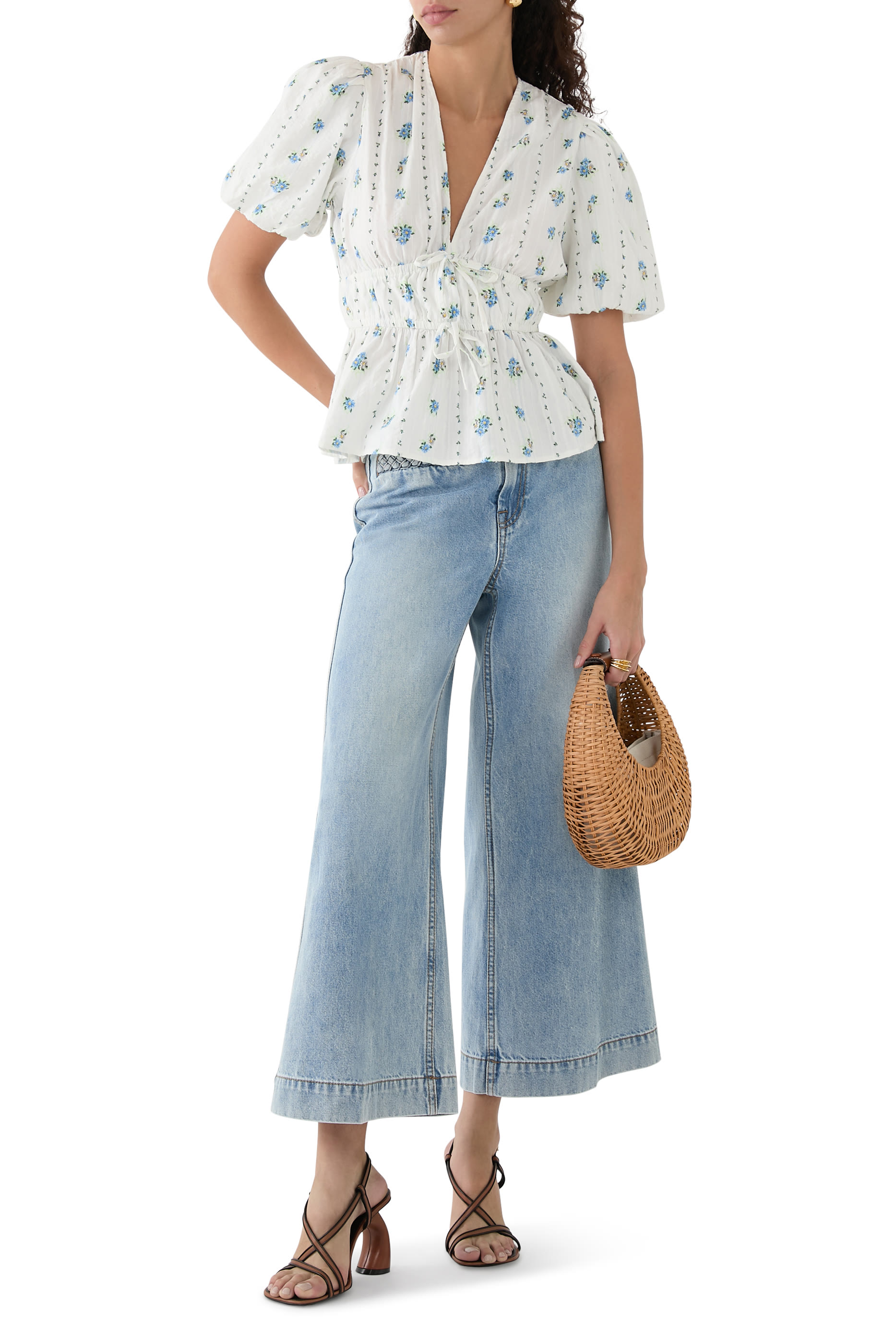 بلوزة بطبعة زهور وتفاصيل ربطة