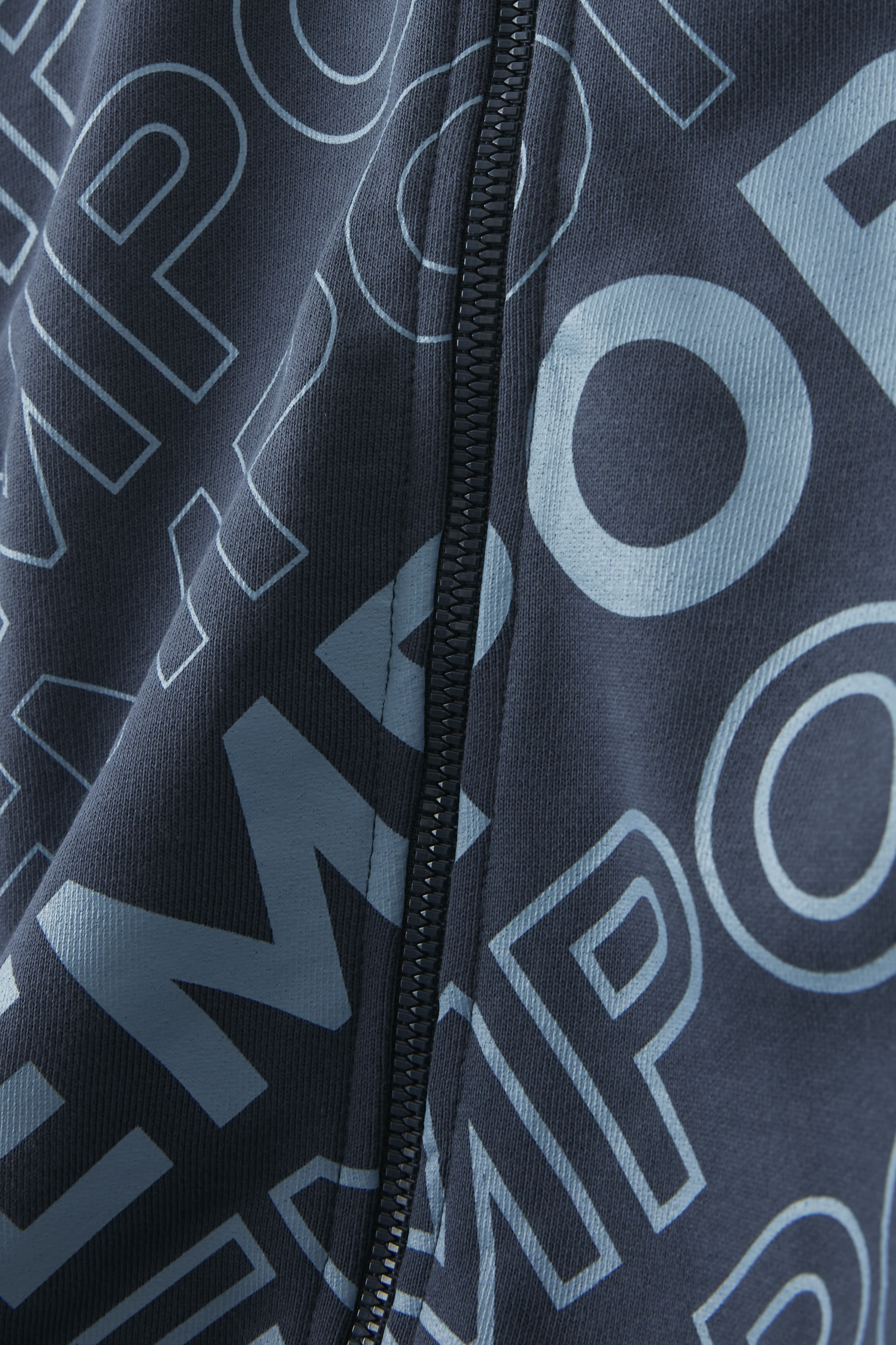 سويت شيرت بشعار الماركة للأطفال