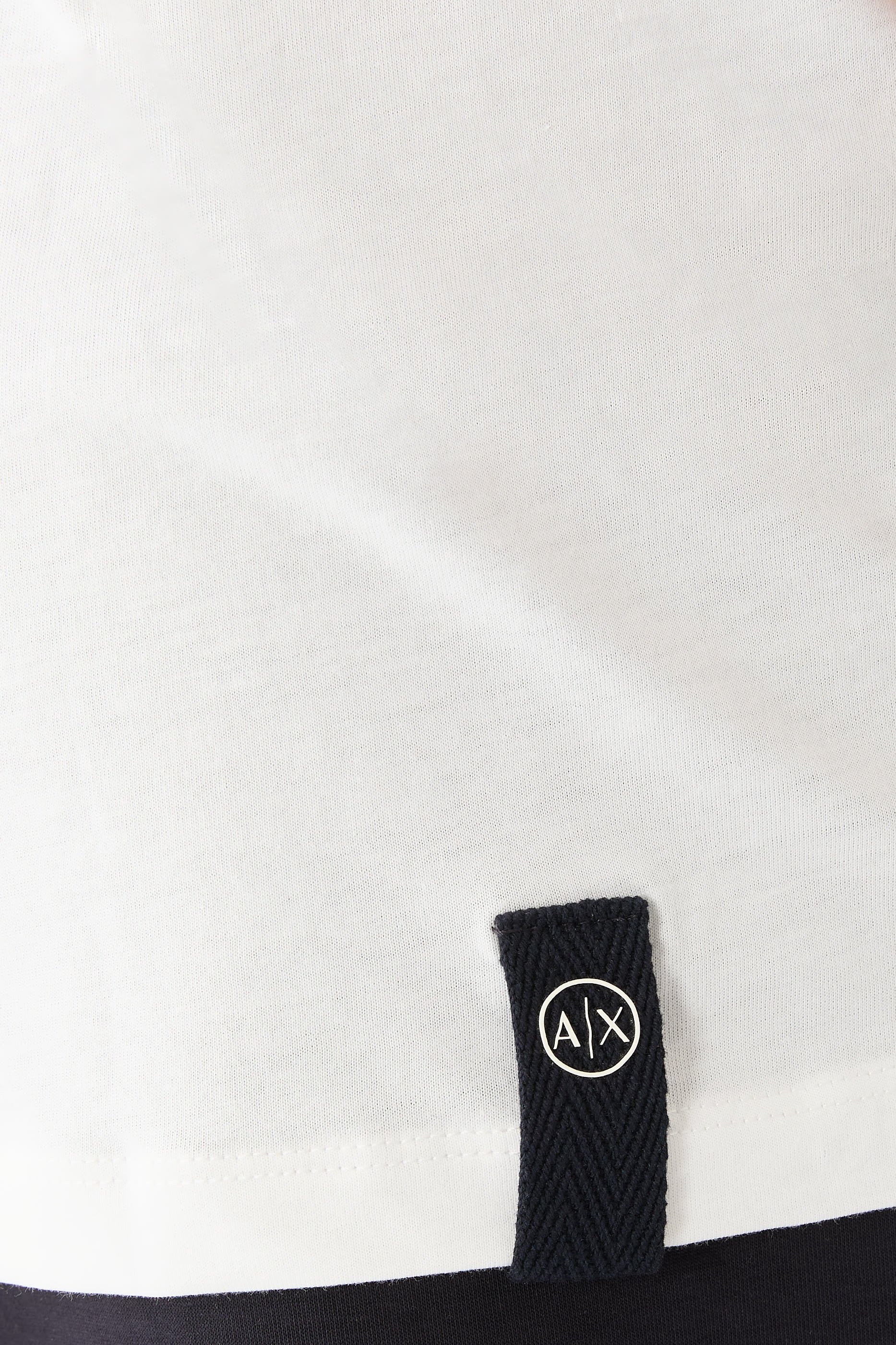 تيشيرت بأكمام قصيرة وشعار الماركة