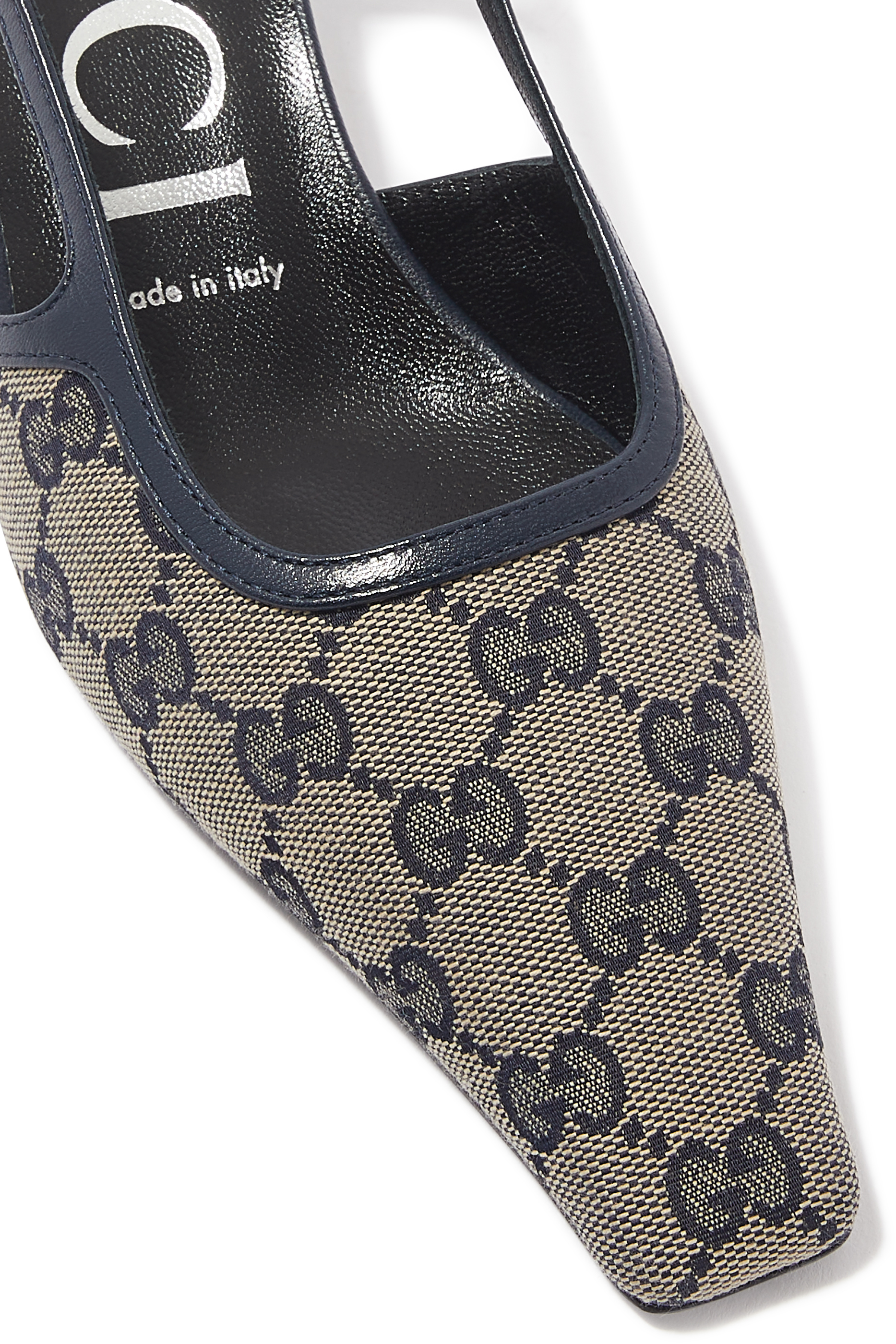 حذاء كلاسيك بسير خلفي مزين بحروف شعار الماركة