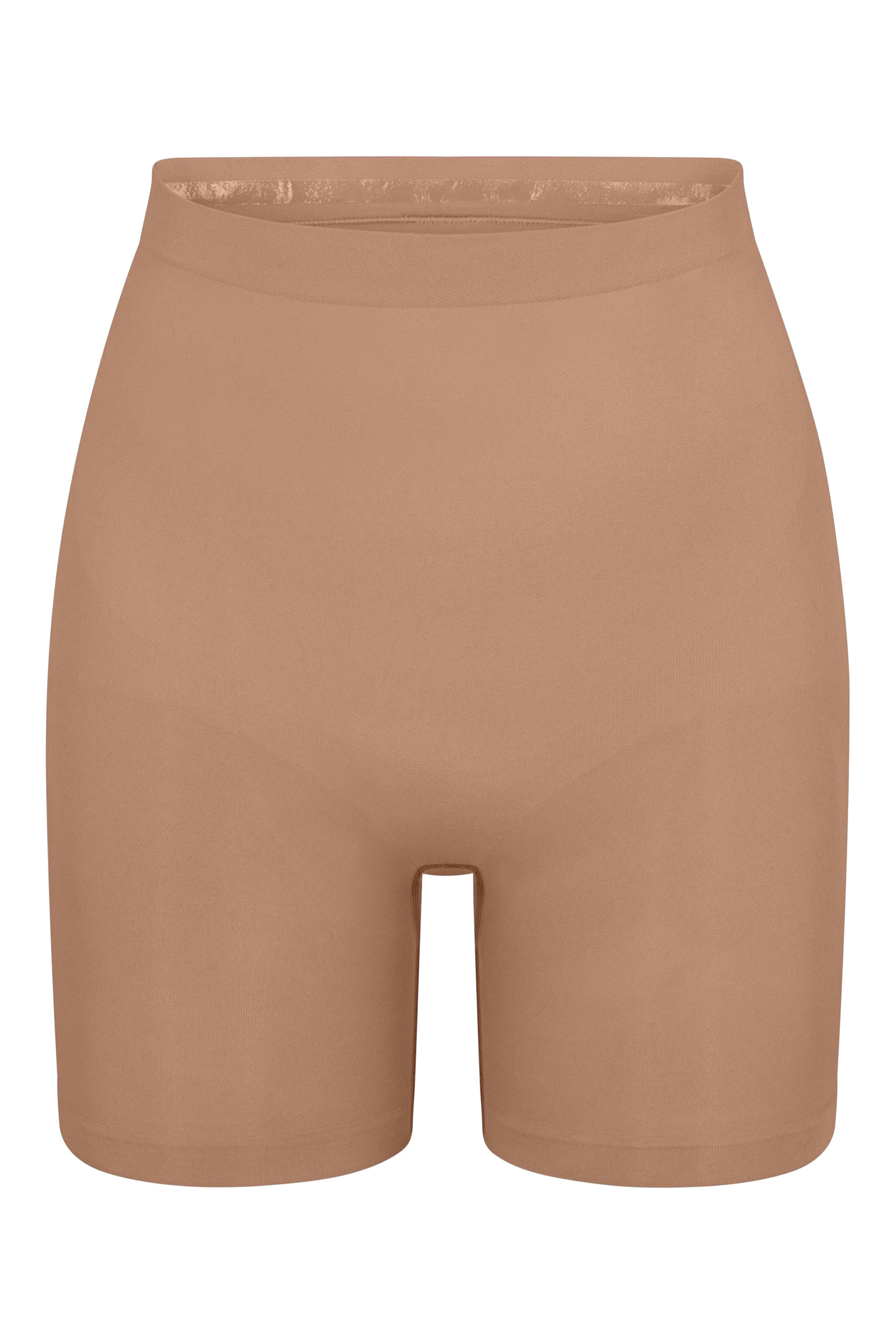 شورت بطول منتصف الفخذ