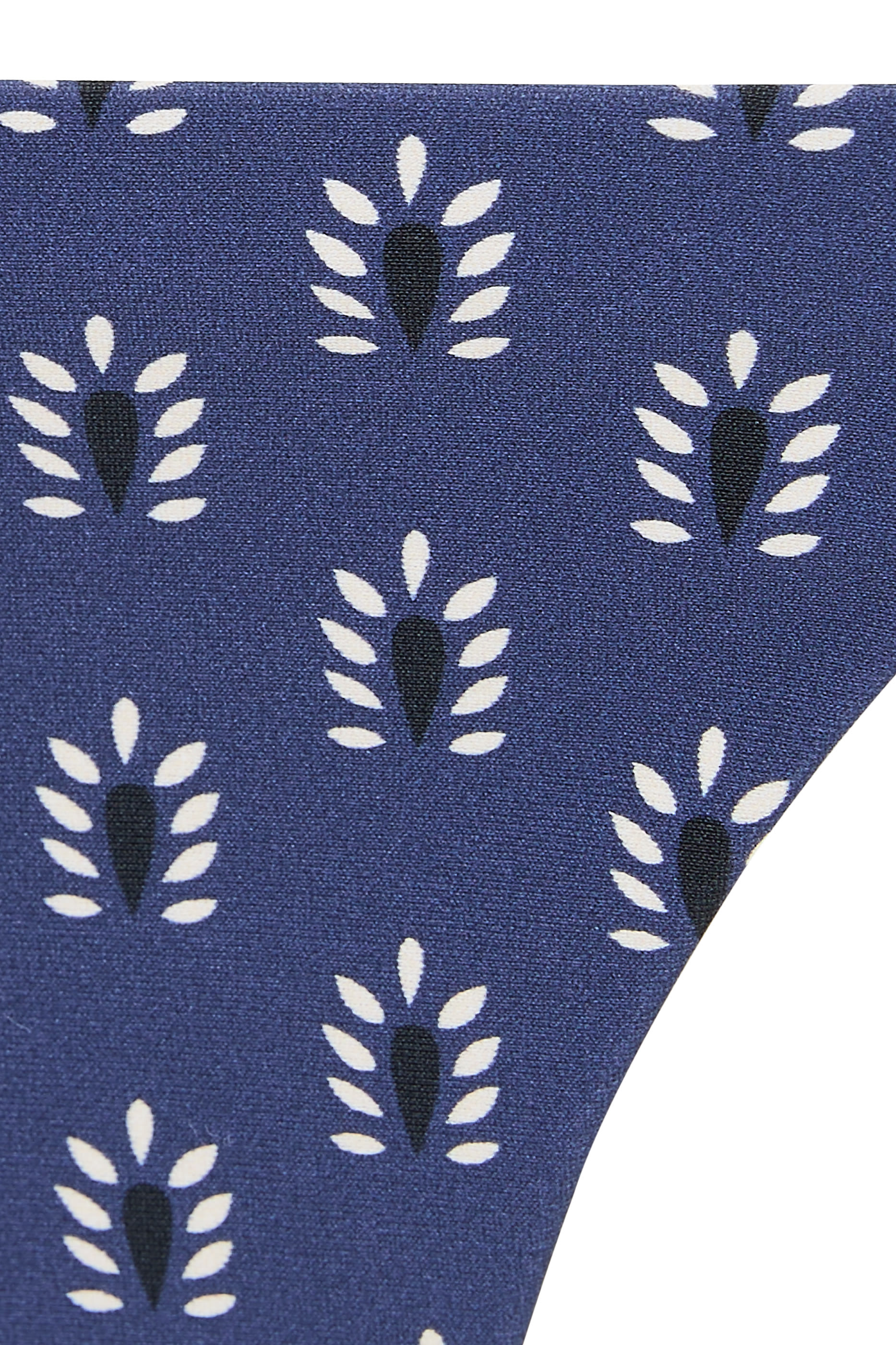 قطعة بيكيني سفلية سترينغ