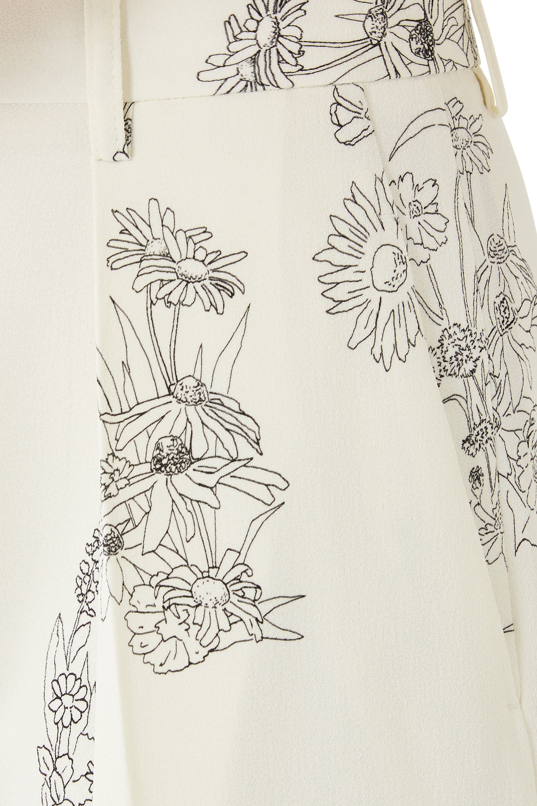 بنطال بقصة ساق واسعة