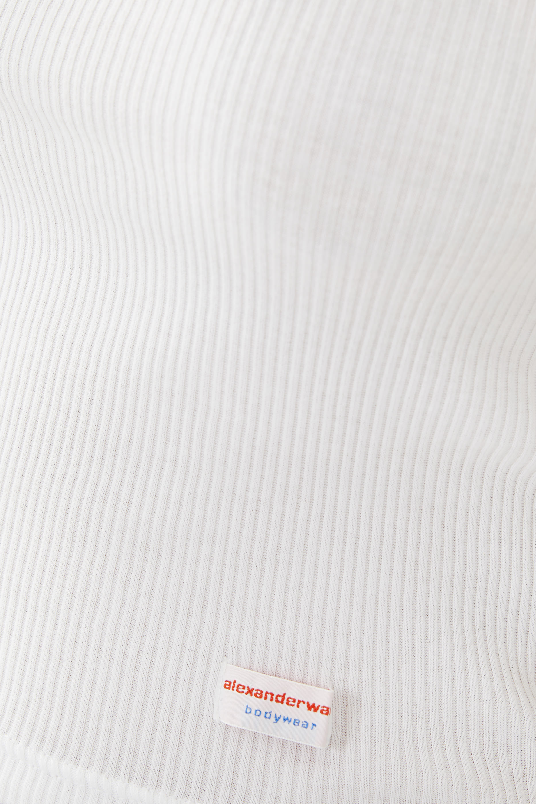 تيشيرت بأكمام قصيرة