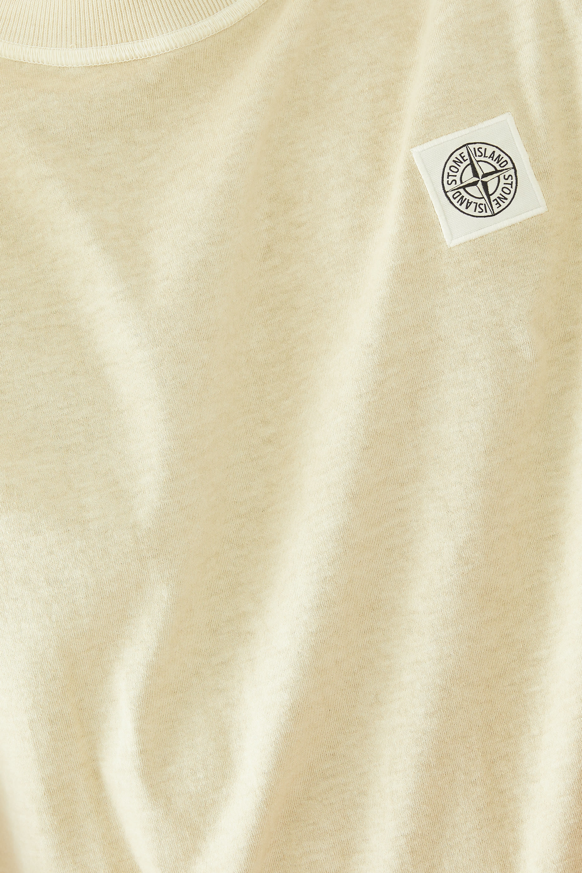 تيشيرت بأكمام قصيرة وبرقعة البوصلة