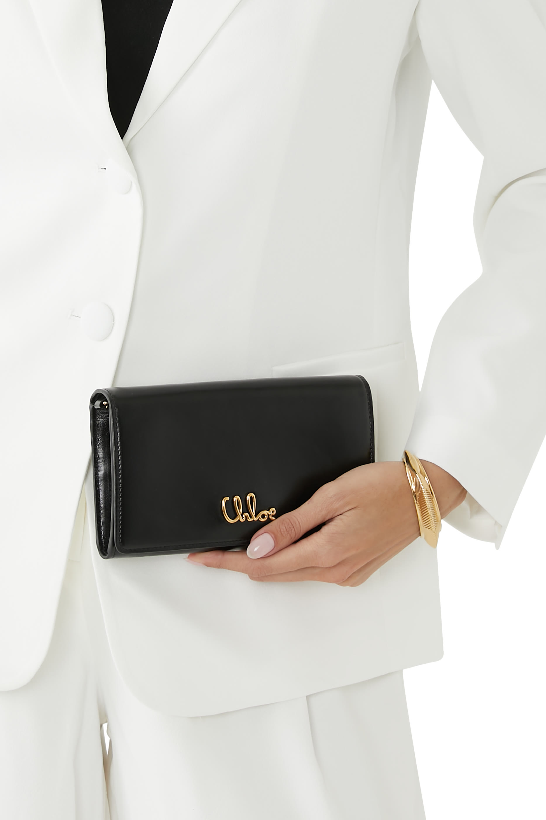 محفظة بغطاء قلاب مزينة بشعار الماركة وسلسلة