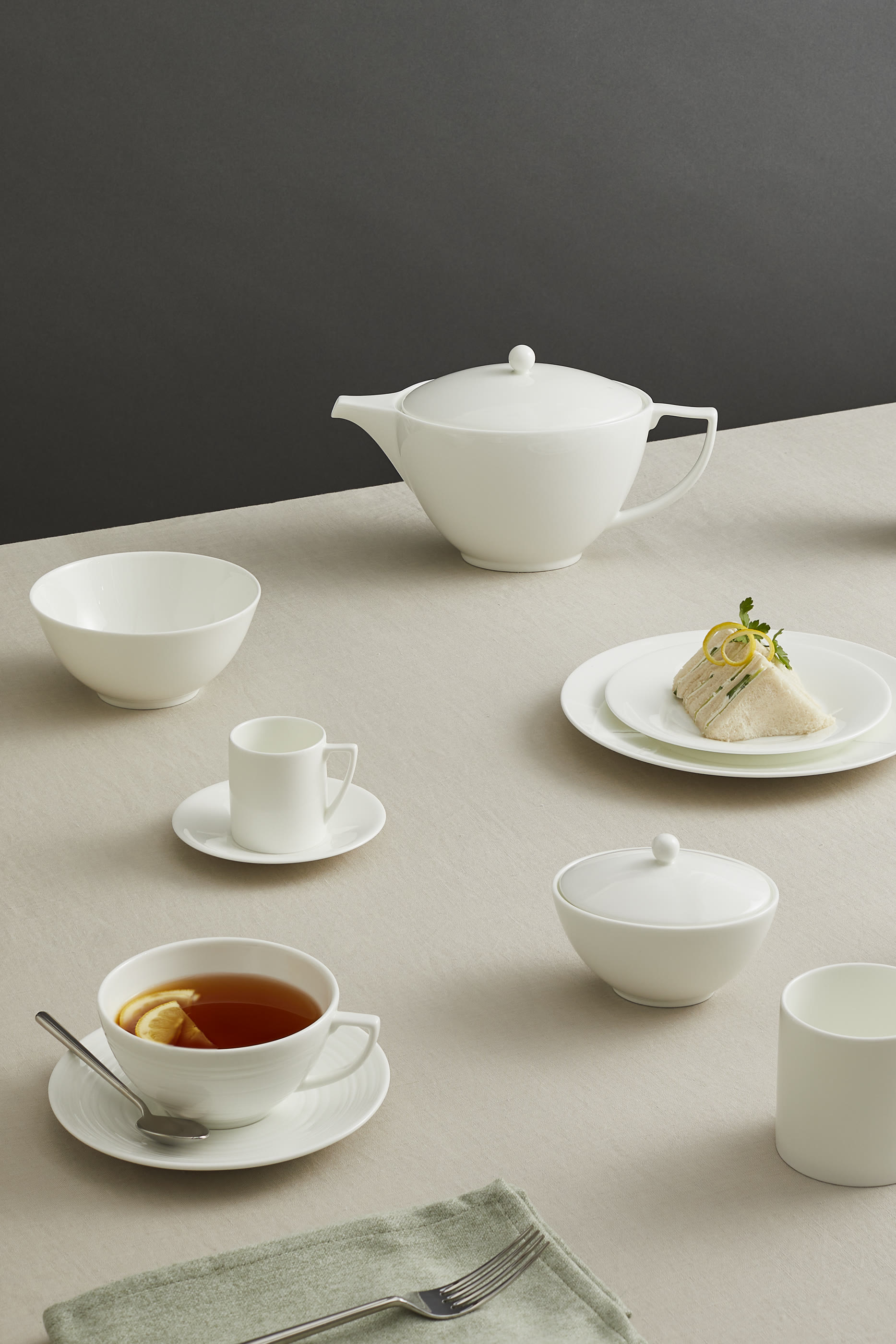 فنجان قهوة وطبق جاسبر كونران