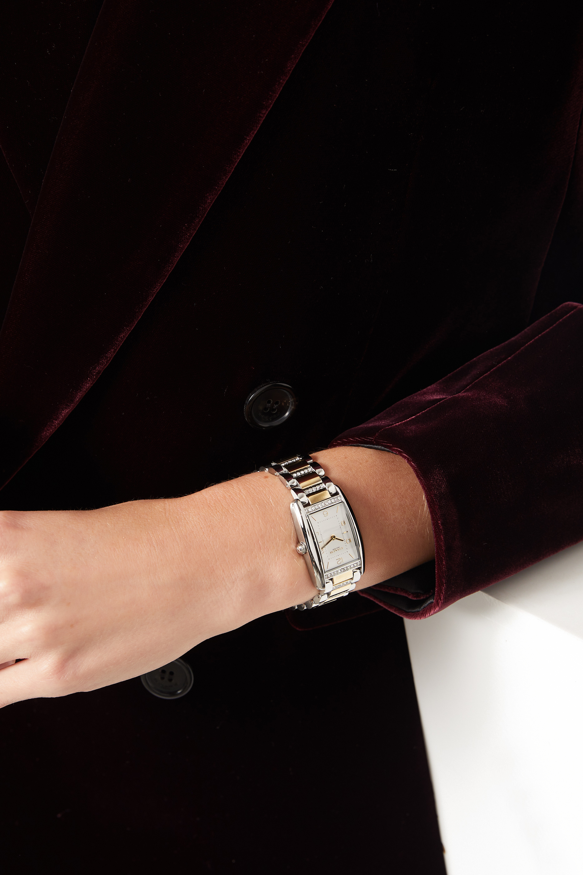 ساعة ريس مرصعة بالكريستال