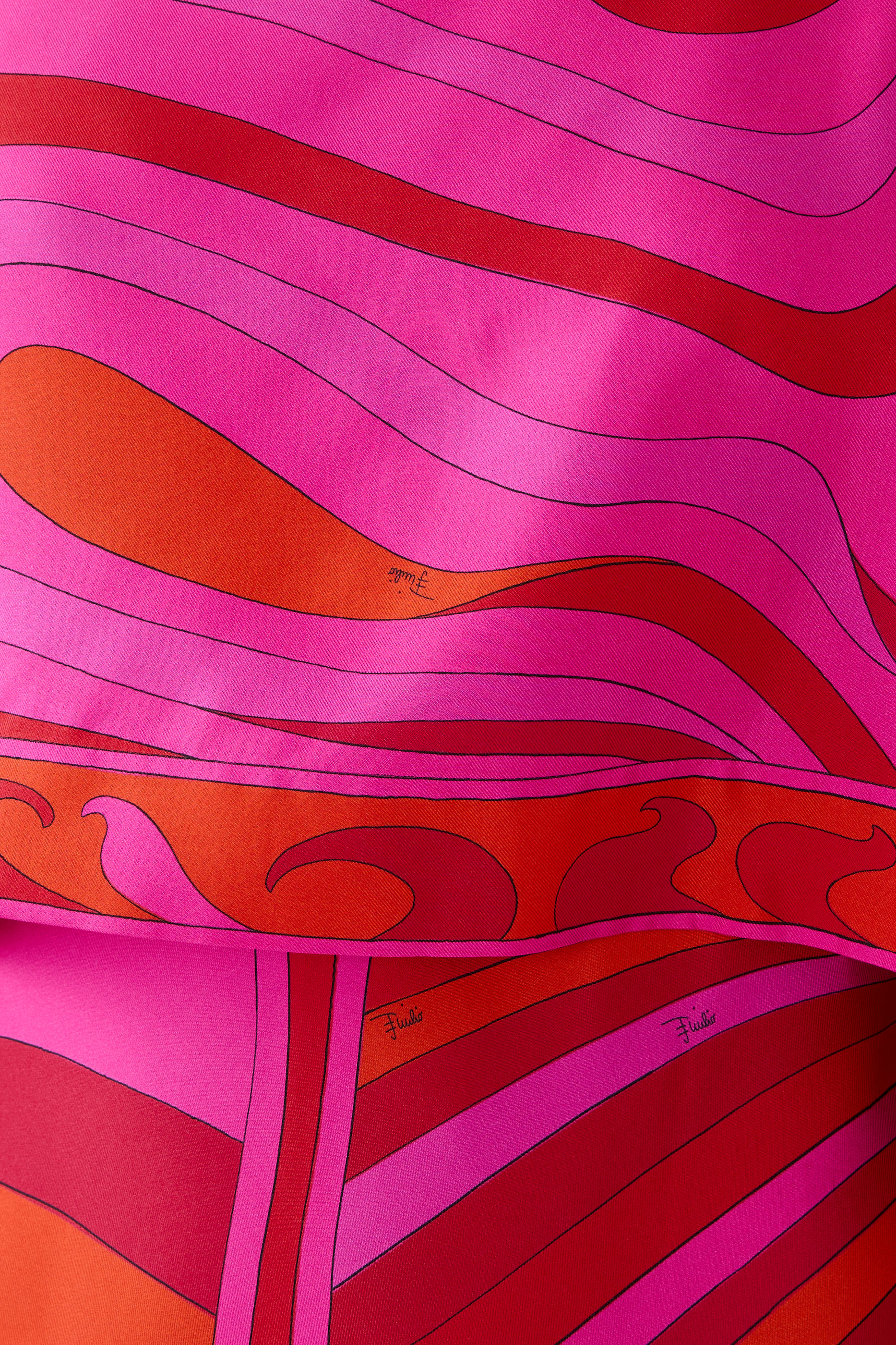 فستان طويل بطبعة إيرايد مع كاب شروغ