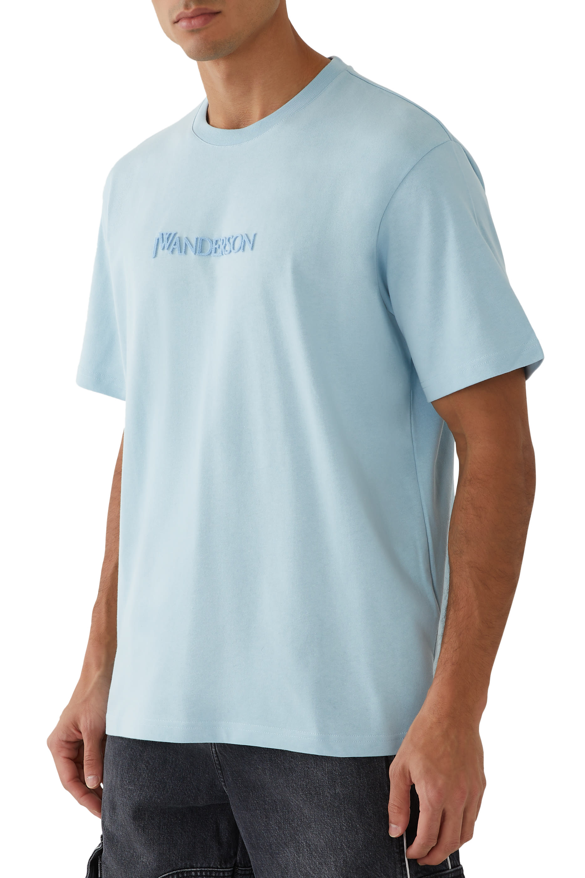 تيشيرت بتطريز شعار الماركة