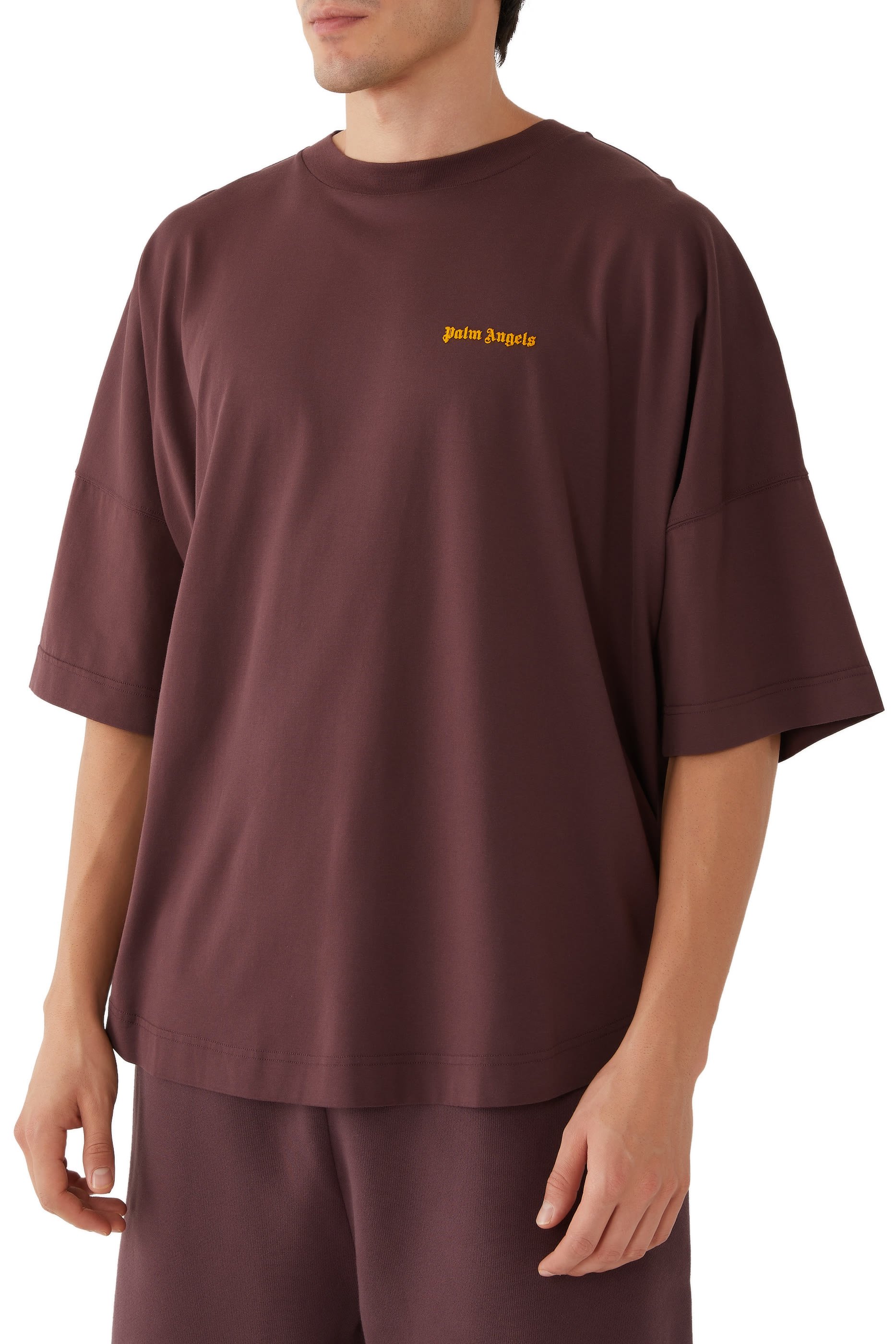 تيشيرت بشعار الماركة الكلاسيكي