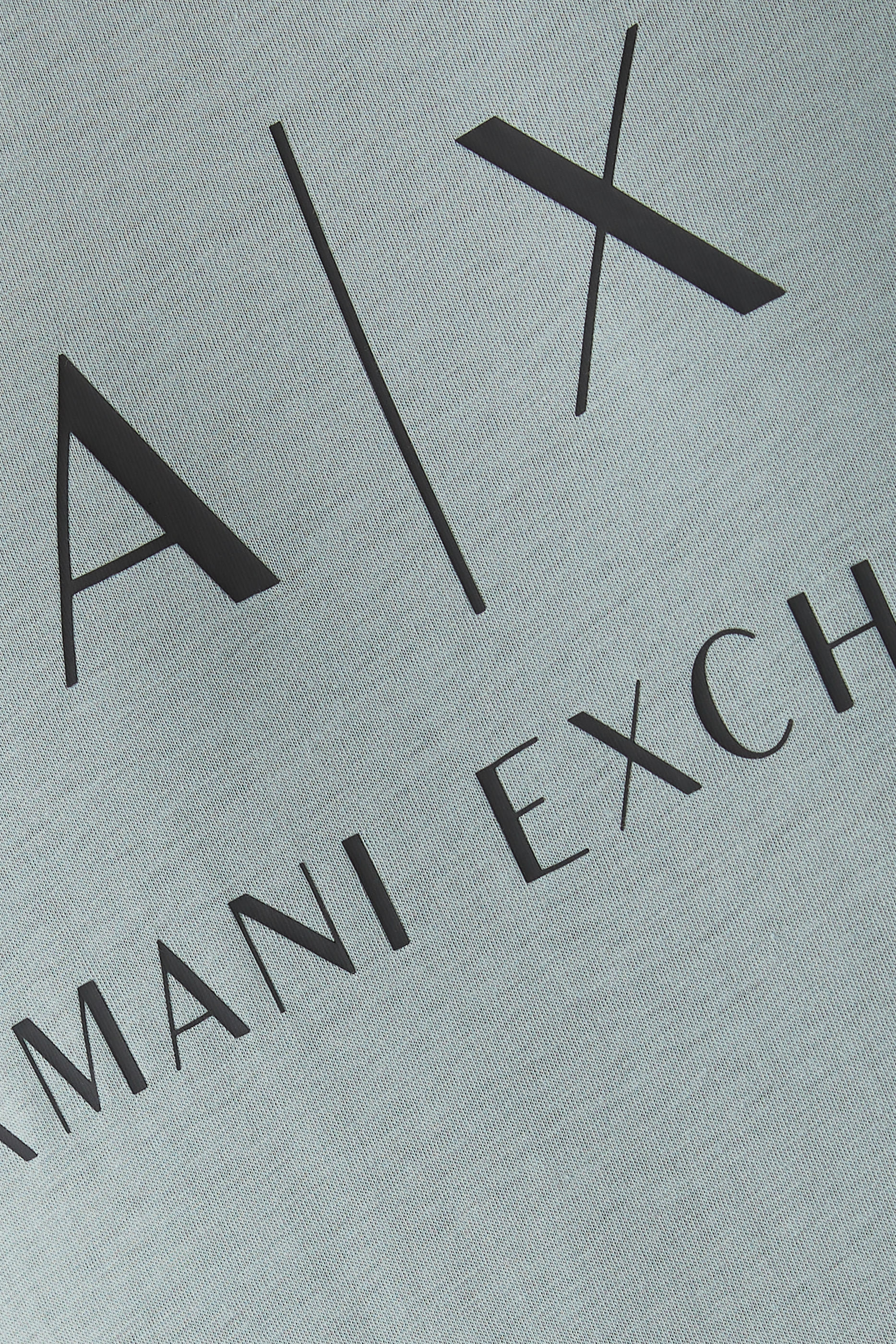 تيشيرت بشعار الماركة بقصة ضيقة جرسيه