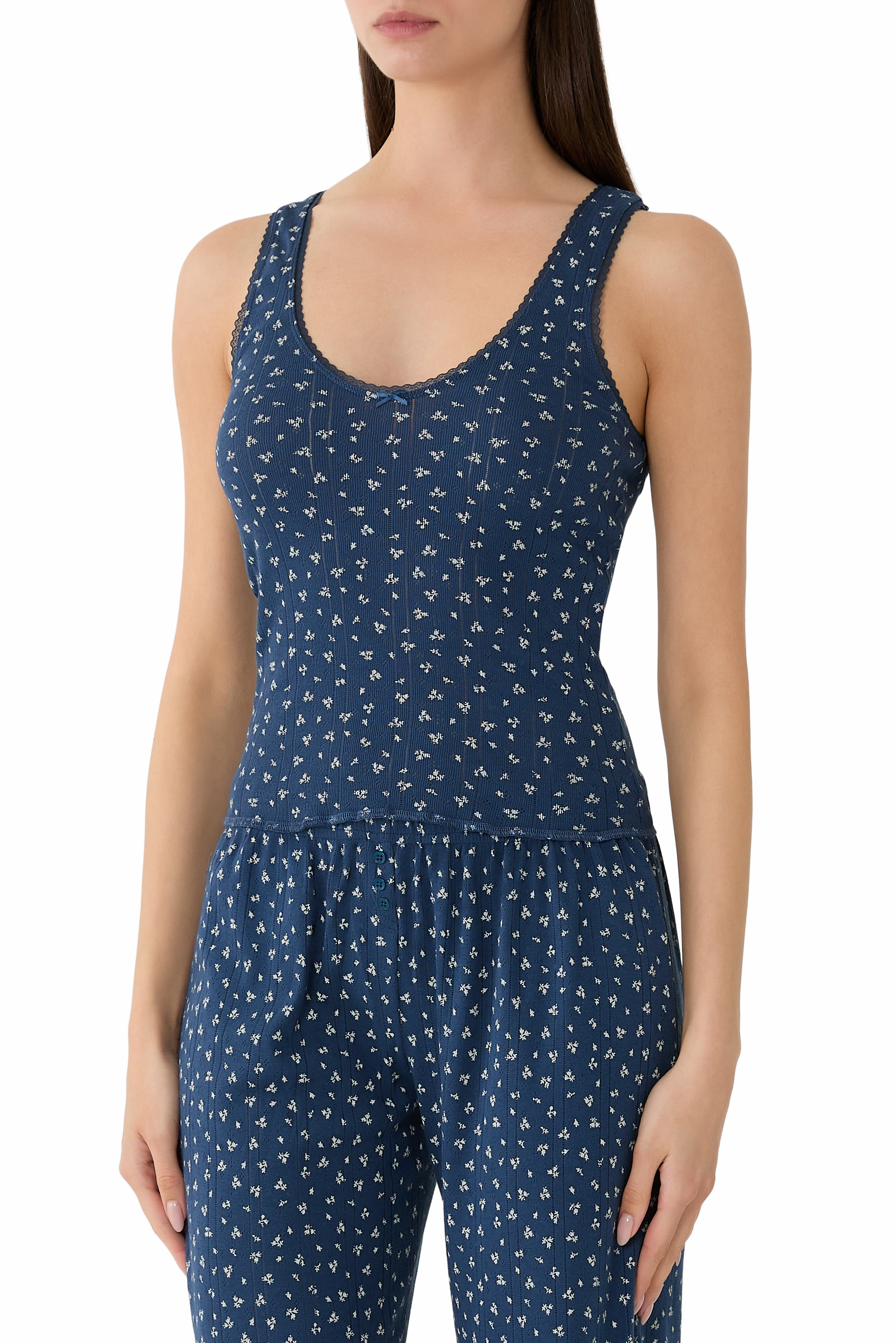 بلوزة بلا أكمام بياقة عميقة