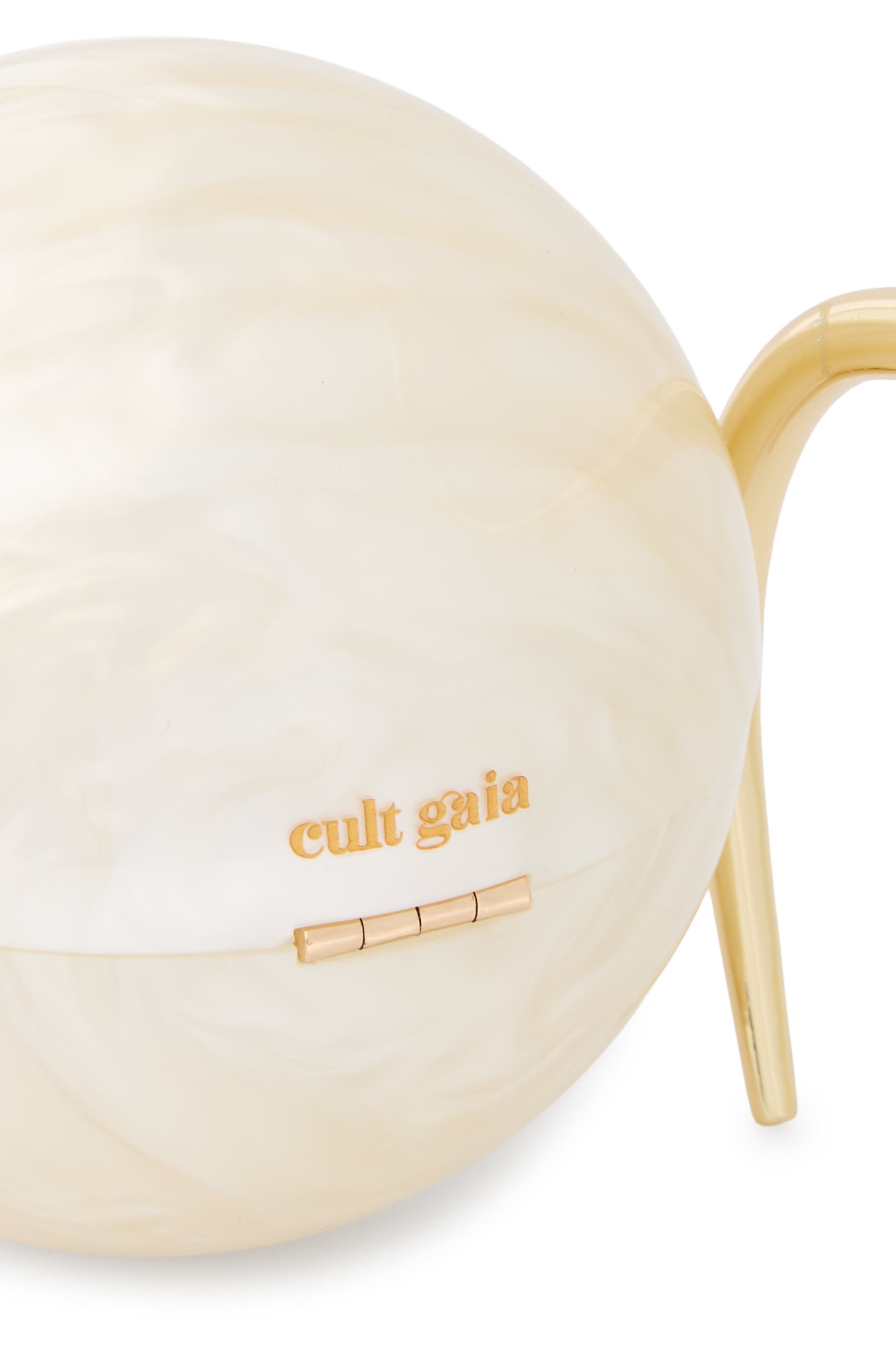 كلاتش بتصميم لؤلؤ بيد علوية