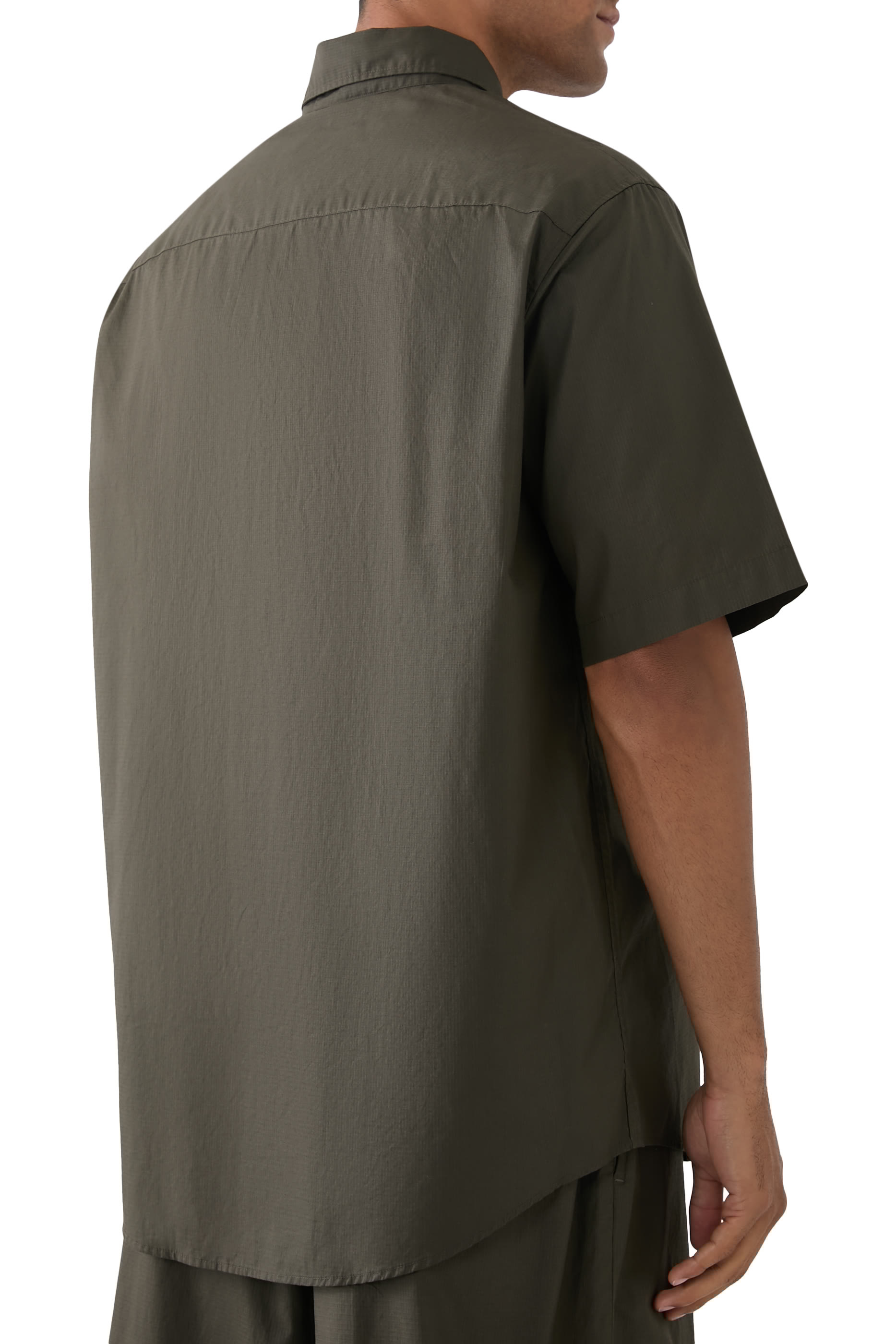 قميص مطرز بشعار الماركة