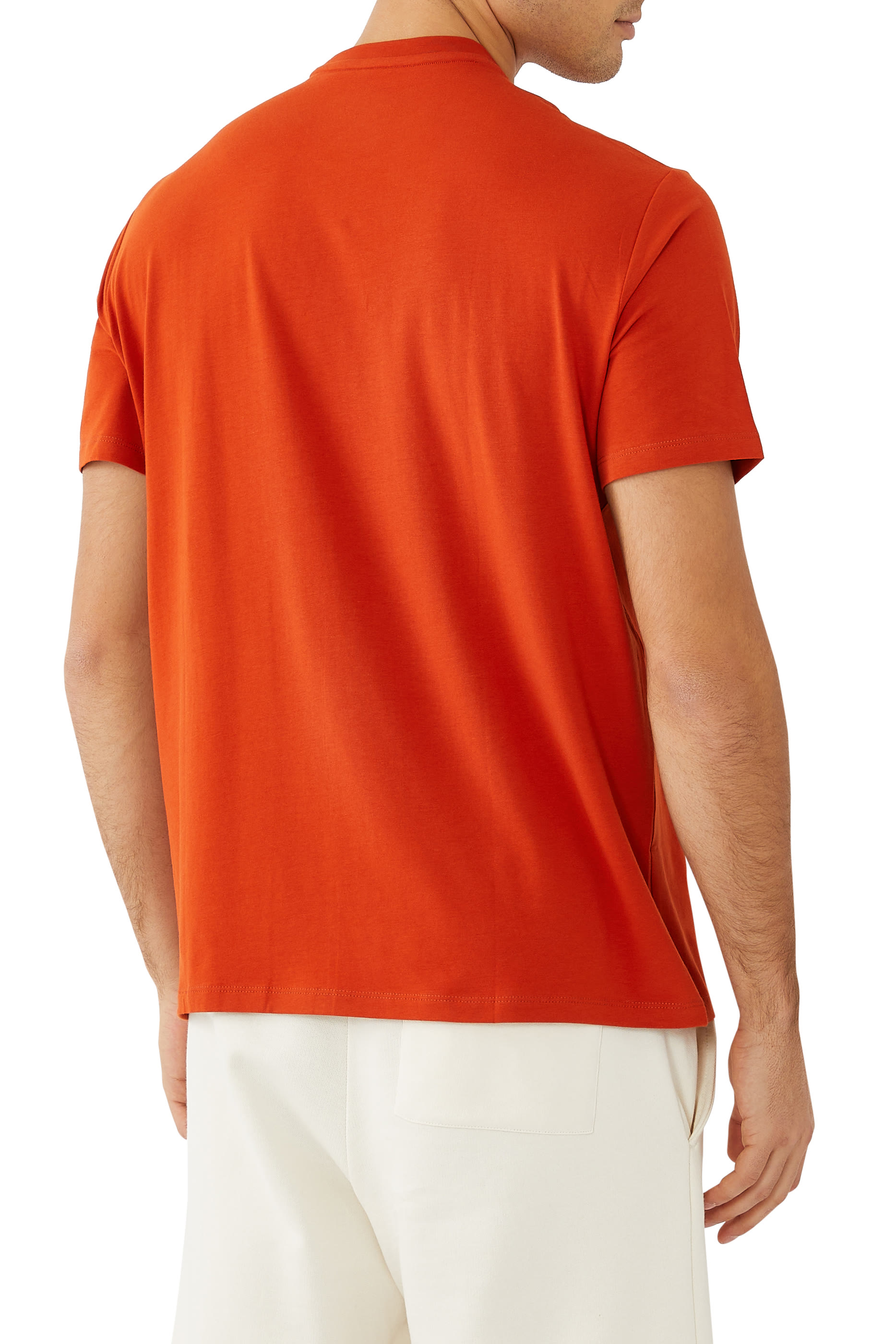 تيشيرت بقصة ضيقة وشعار الماركة بارز الملمس