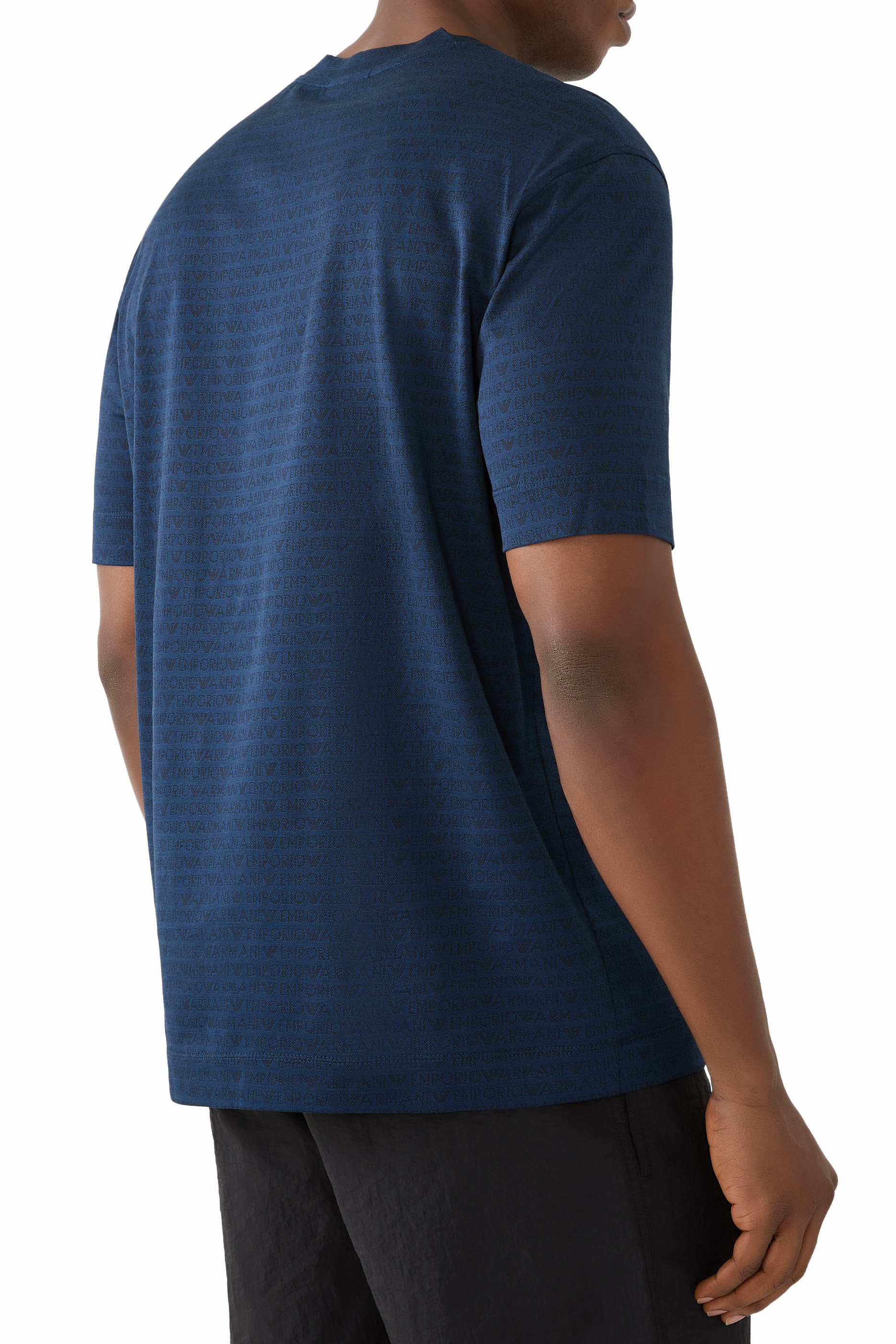 تيشيرت بنقشة شعار الماركة بحجم صغير