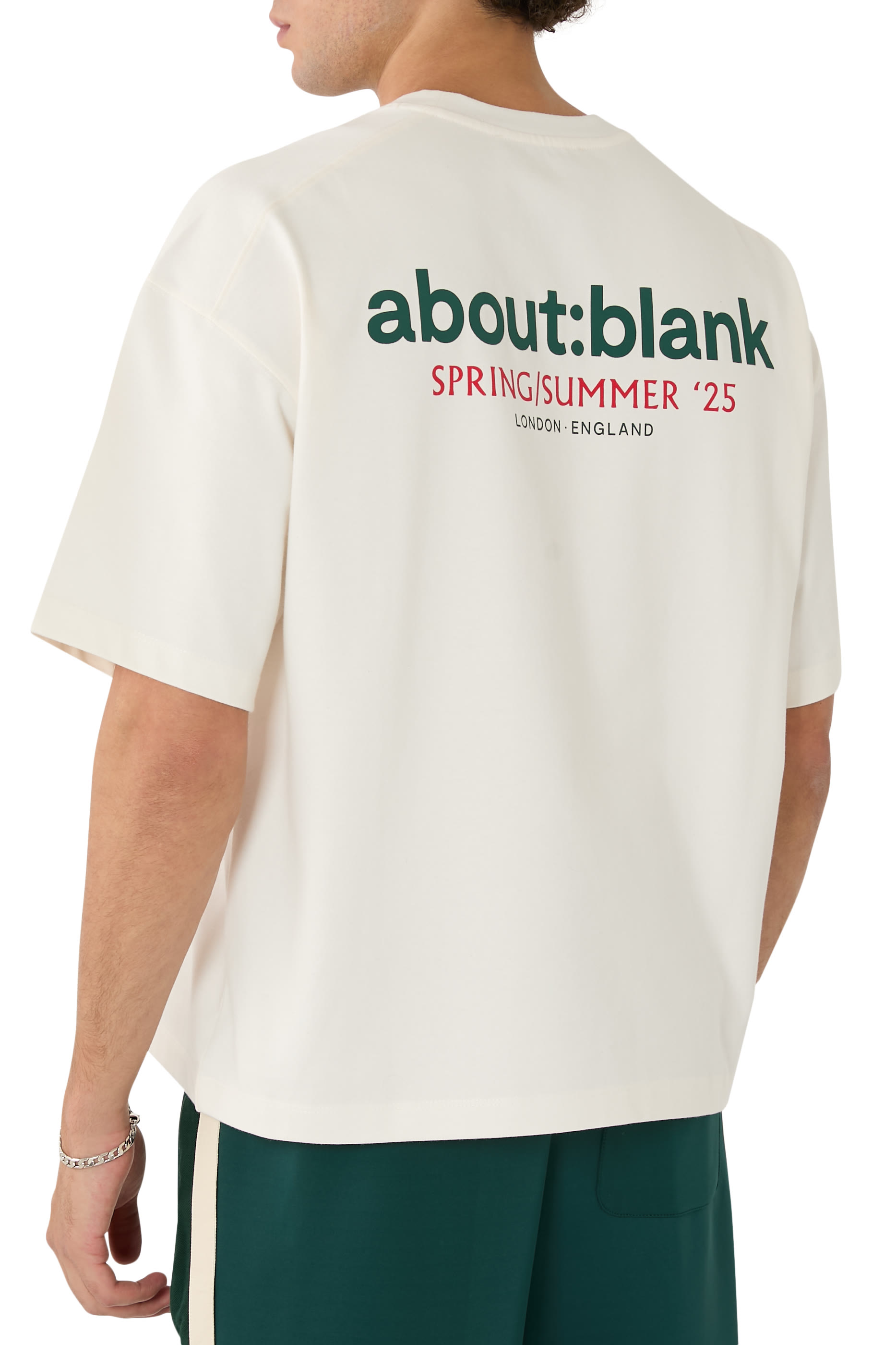 تيشيرت بأكمام قصيرة مزين بشعار الماركة